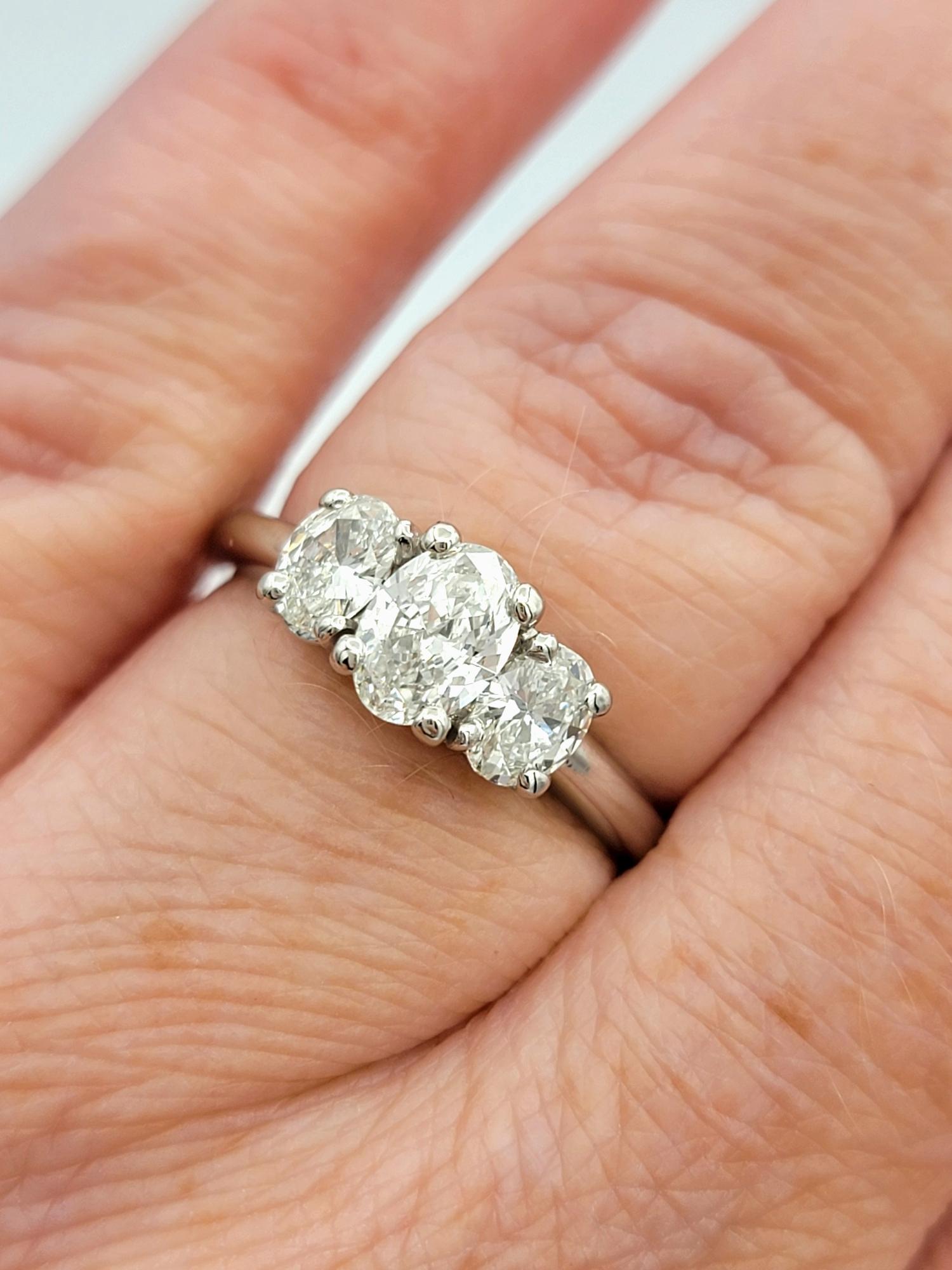 .98 carati totali di anello di fidanzamento con tre pietre di diamante a taglio ovale in platino in vendita 2