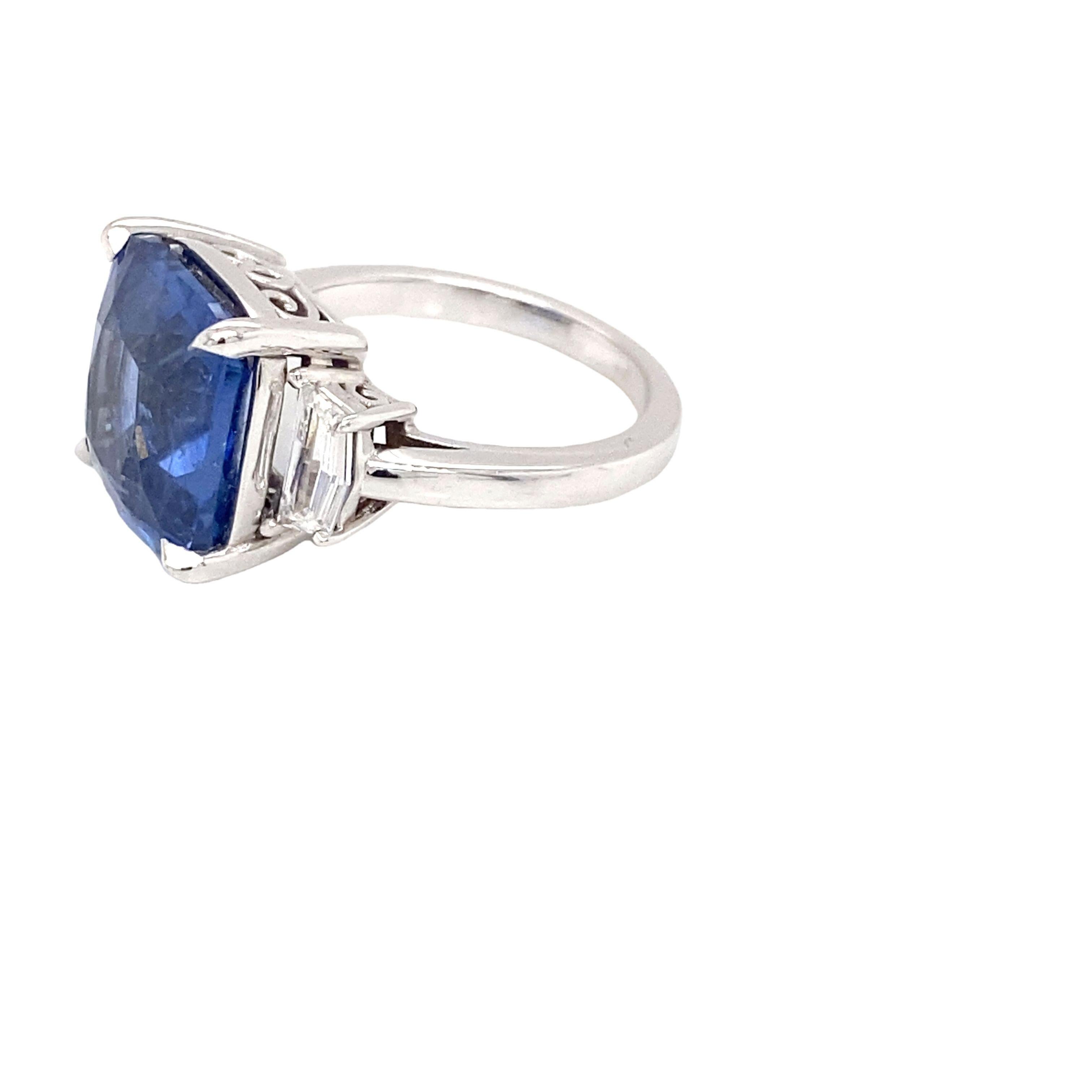 Découvrez l'élégance intemporelle avec notre superbe bague en saphir bleu de Ceylan de 9,80 carats à taille coussin, une véritable pièce d'apparat pour les collectionneurs avertis. Cette bague exquise est ornée d'un saphir d'un bleu profond
