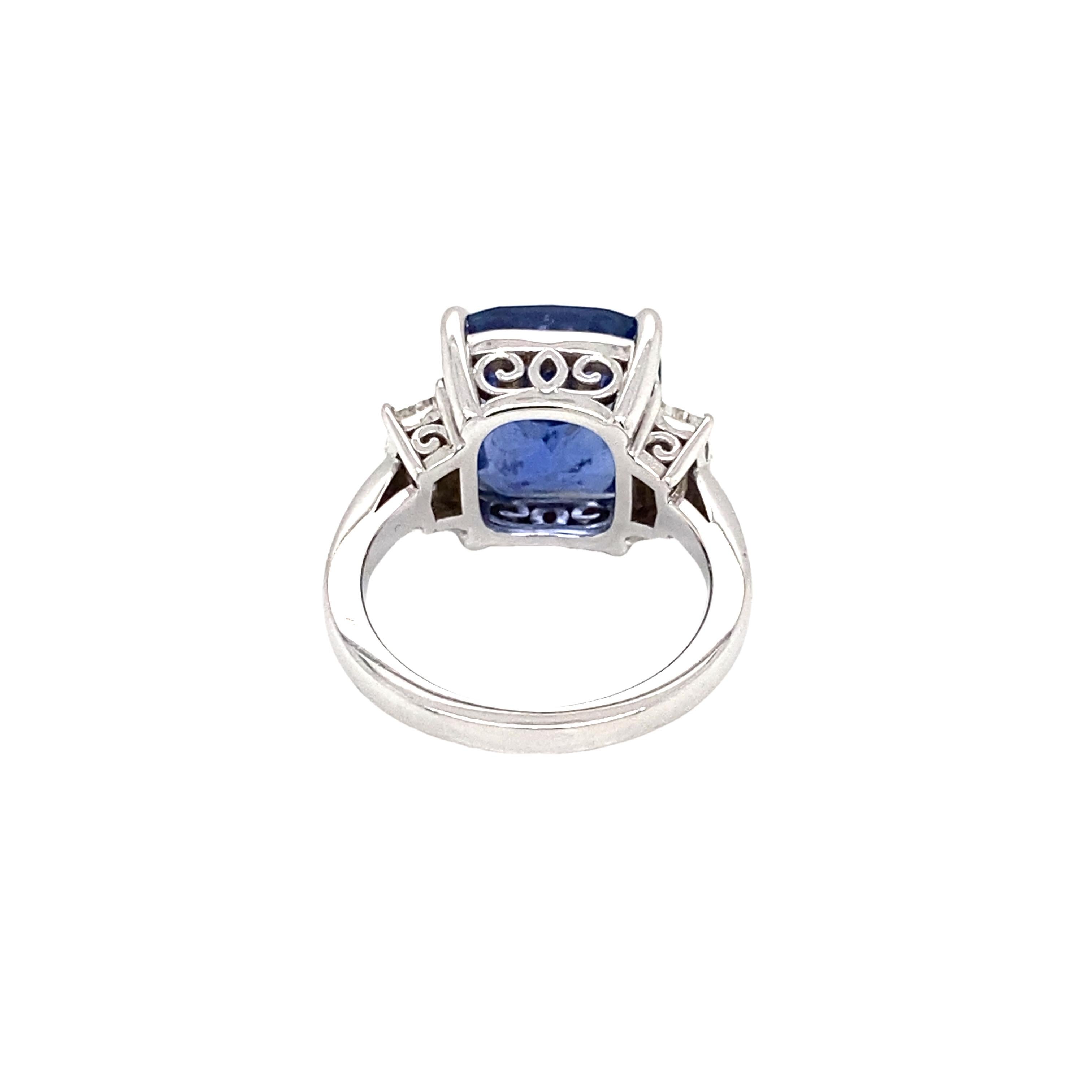 Taille coussin Bague saphir bleu de Ceylan 9,80 carats à taille coussin en vente