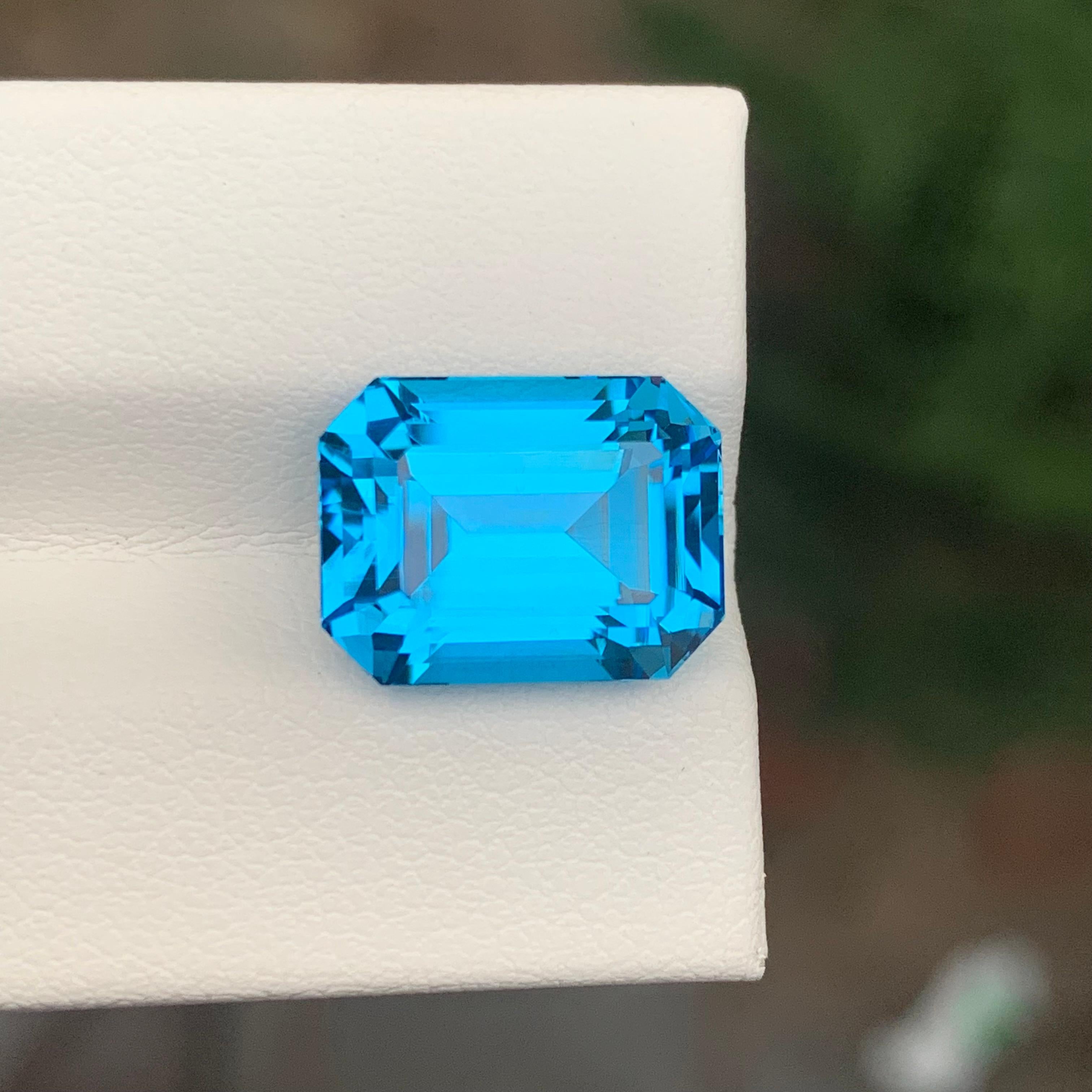 9,80 Karat Glamouröser Facettierter Schweizer Blautopas Smaragdform Edelstein (Smaragdschliff) im Angebot