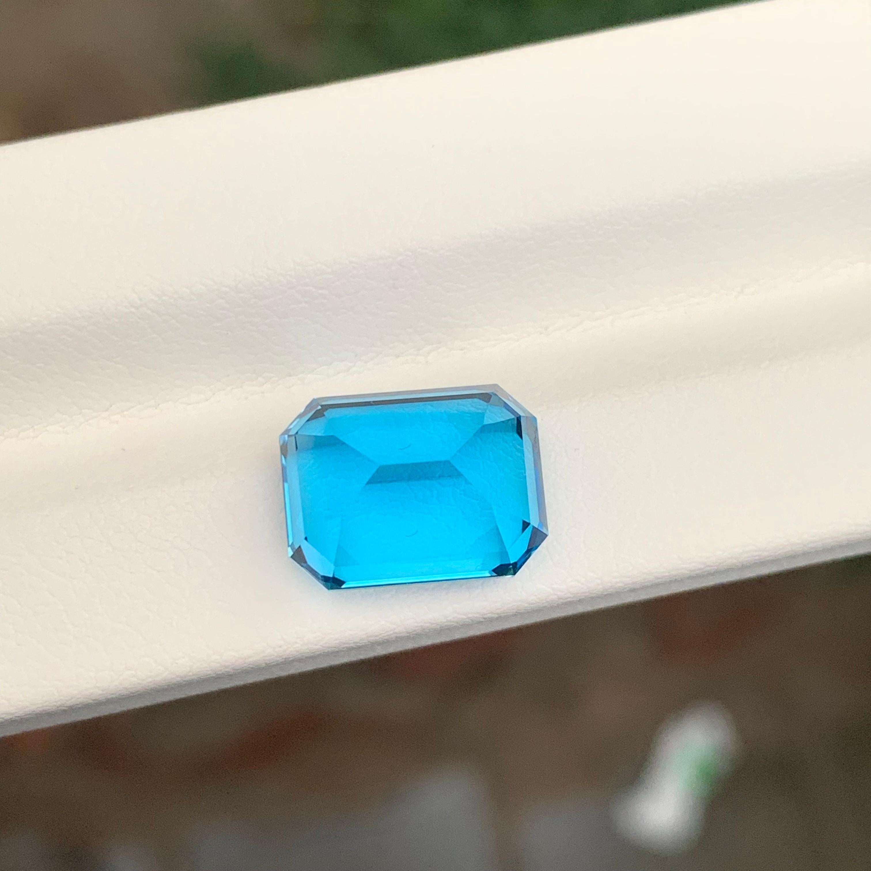 9,80 Karat Glamouröser Facettierter Schweizer Blautopas Smaragdform Edelstein im Angebot 1