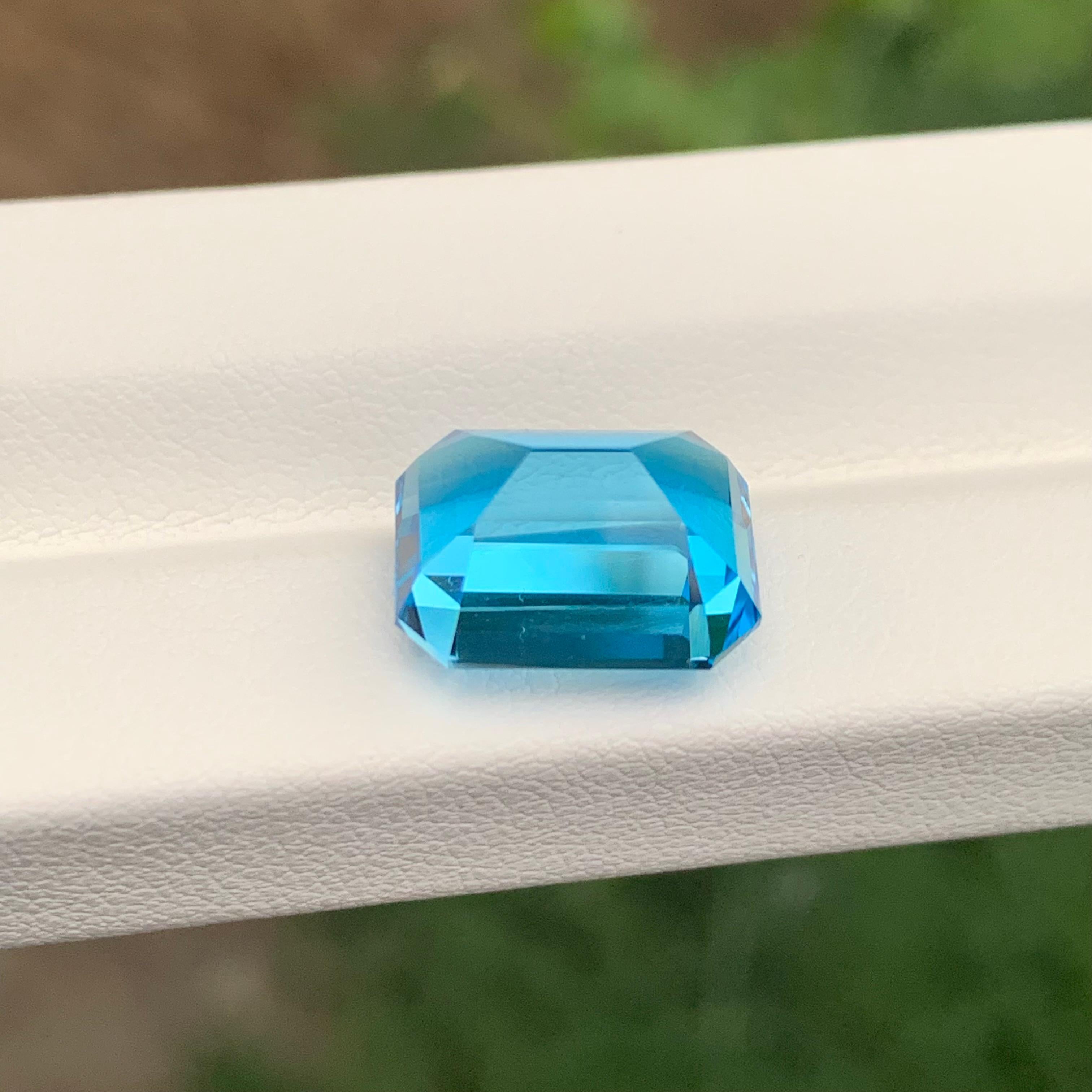 9,80 Karat Glamouröser Facettierter Schweizer Blautopas Smaragdform Edelstein im Angebot 2