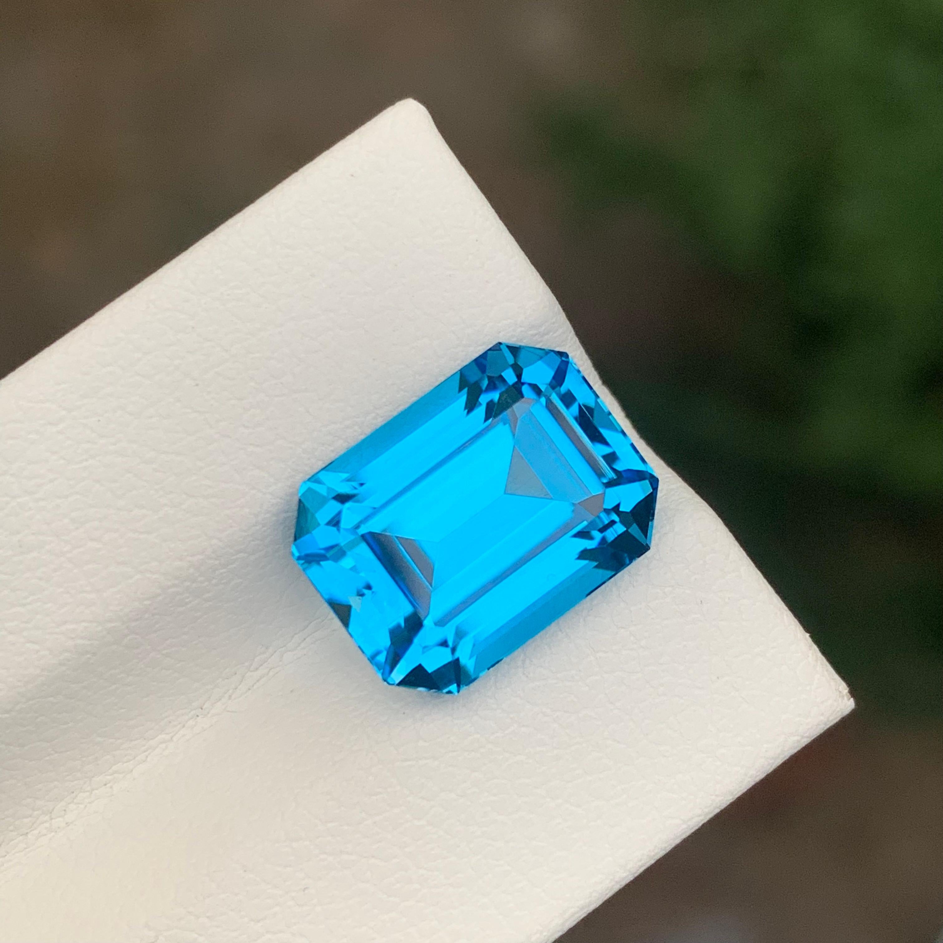 9,80 Karat Glamouröser Facettierter Schweizer Blautopas Smaragdform Edelstein im Angebot 3