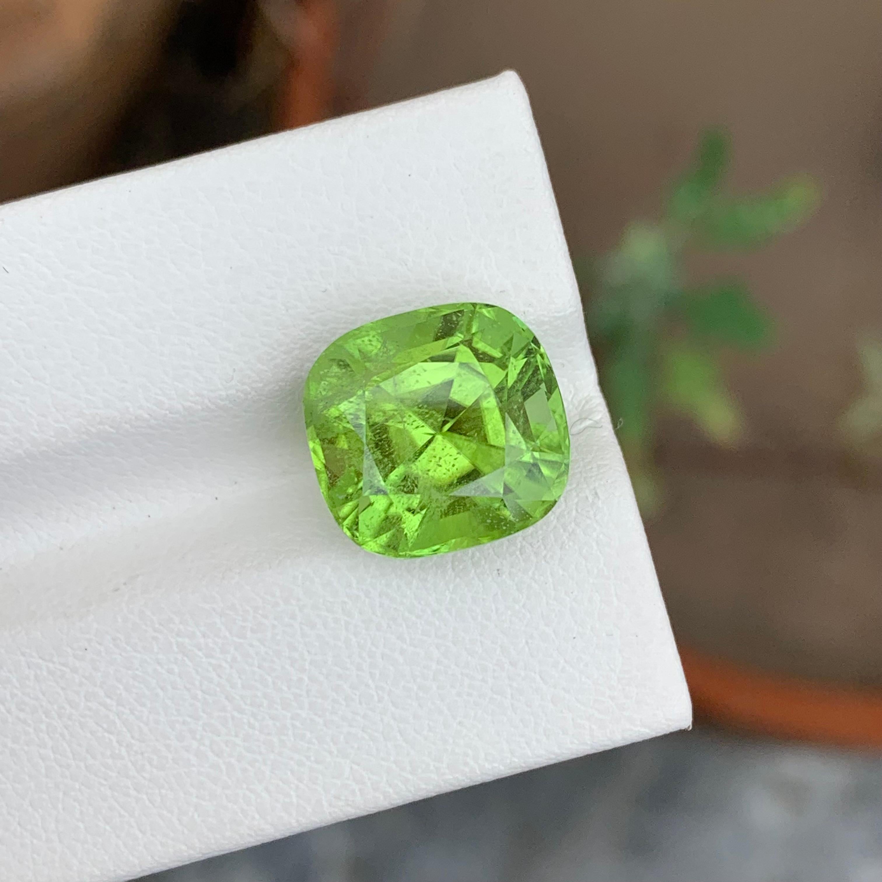 9.80 Carat Natural Loose Apple Green Peridot Cushion Shape Gem For Necklace  In New Condition For Sale In Peshawar, PK