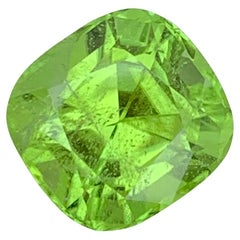9.80 Carat Natural Loose Apple Green Peridot Cushion Shape Gem For Necklace (Peridot vert pomme en forme de coussin) pour collier 