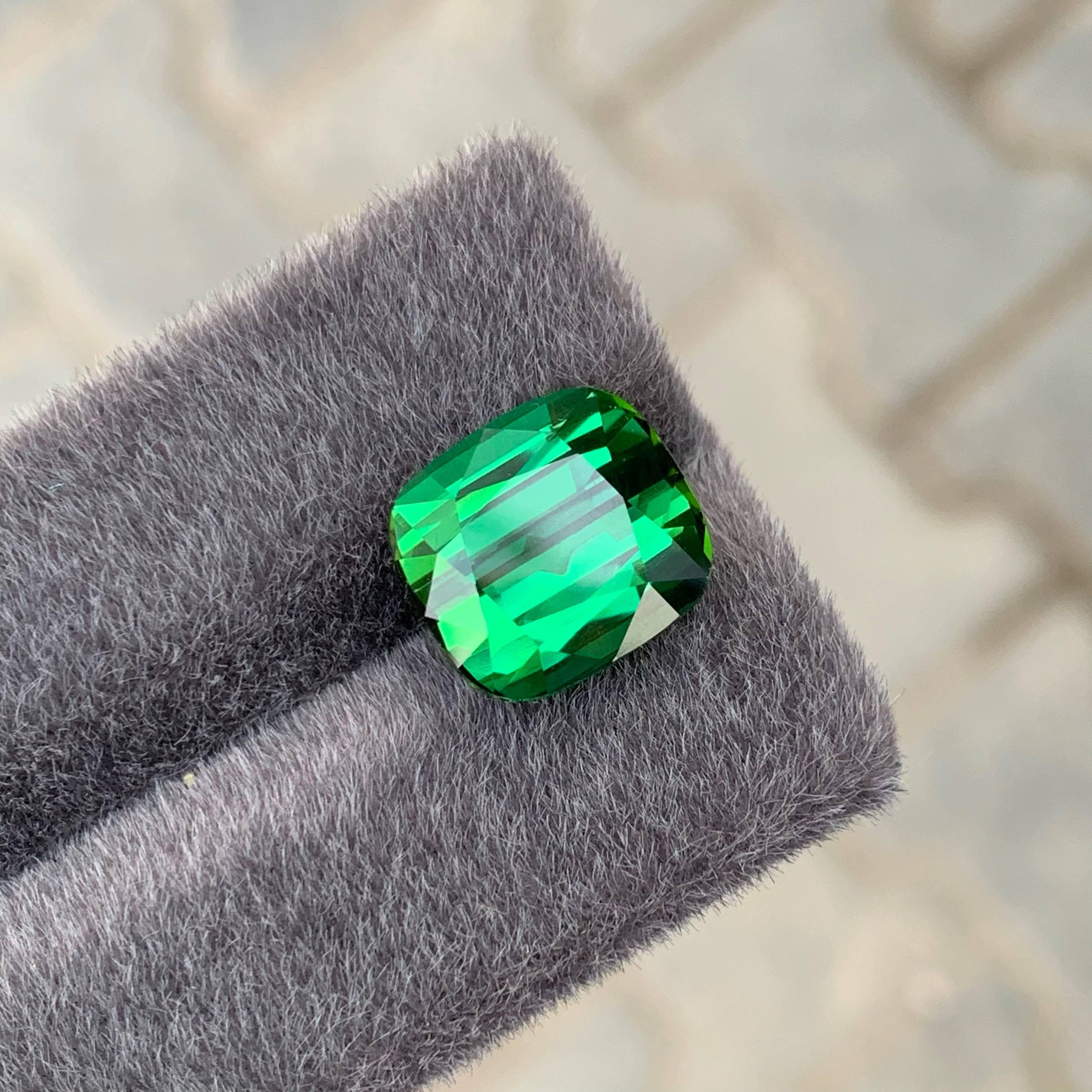 9.80 carati di tormalina verde naturale sfusa di alta qualità con taglio a cuscino Gemma afgana in vendita 4