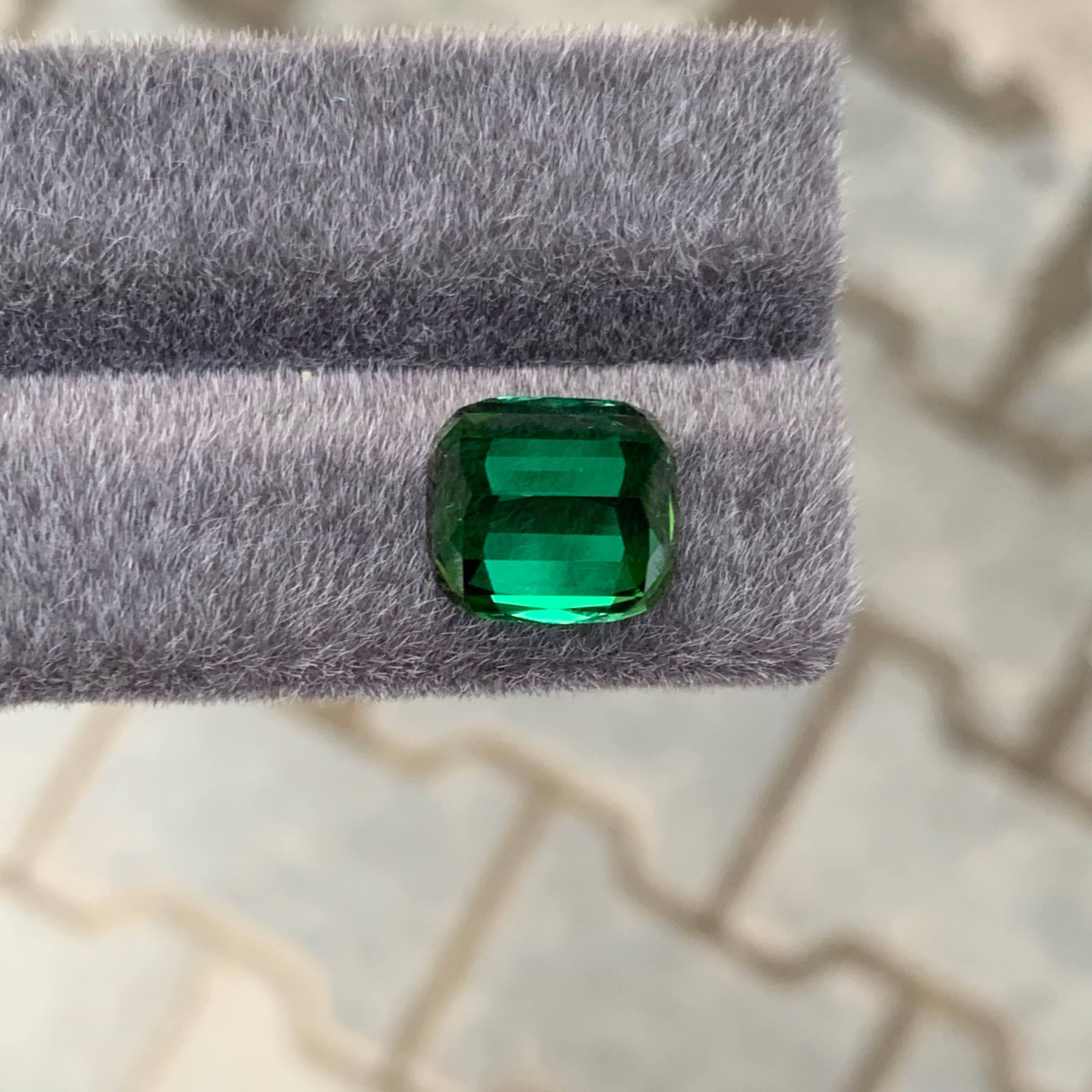 9.80 carati di tormalina verde naturale sfusa di alta qualità con taglio a cuscino Gemma afgana In condizioni Nuovo in vendita a Bangkok, TH