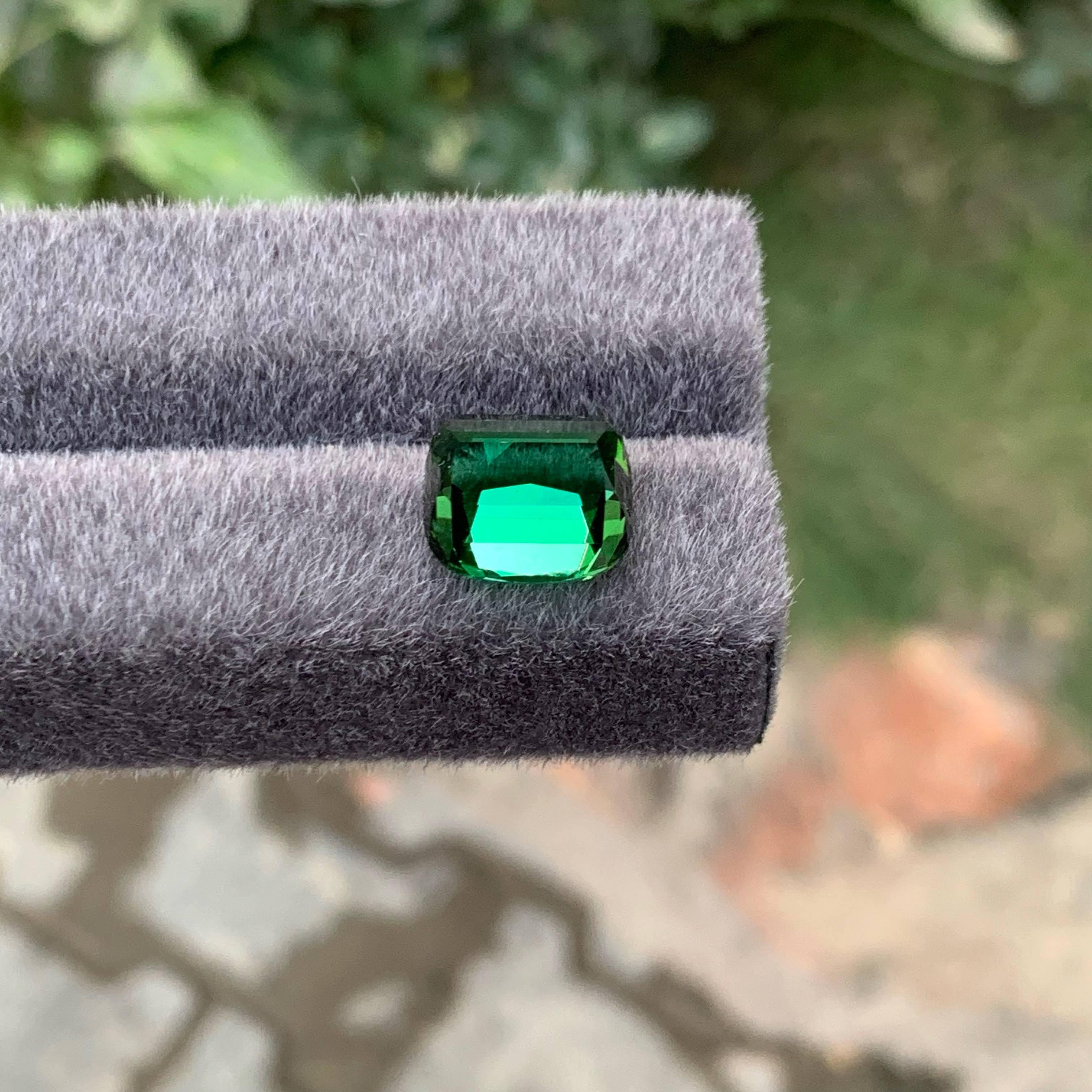 da uomo o donna 9.80 carati di tormalina verde naturale sfusa di alta qualità con taglio a cuscino Gemma afgana in vendita