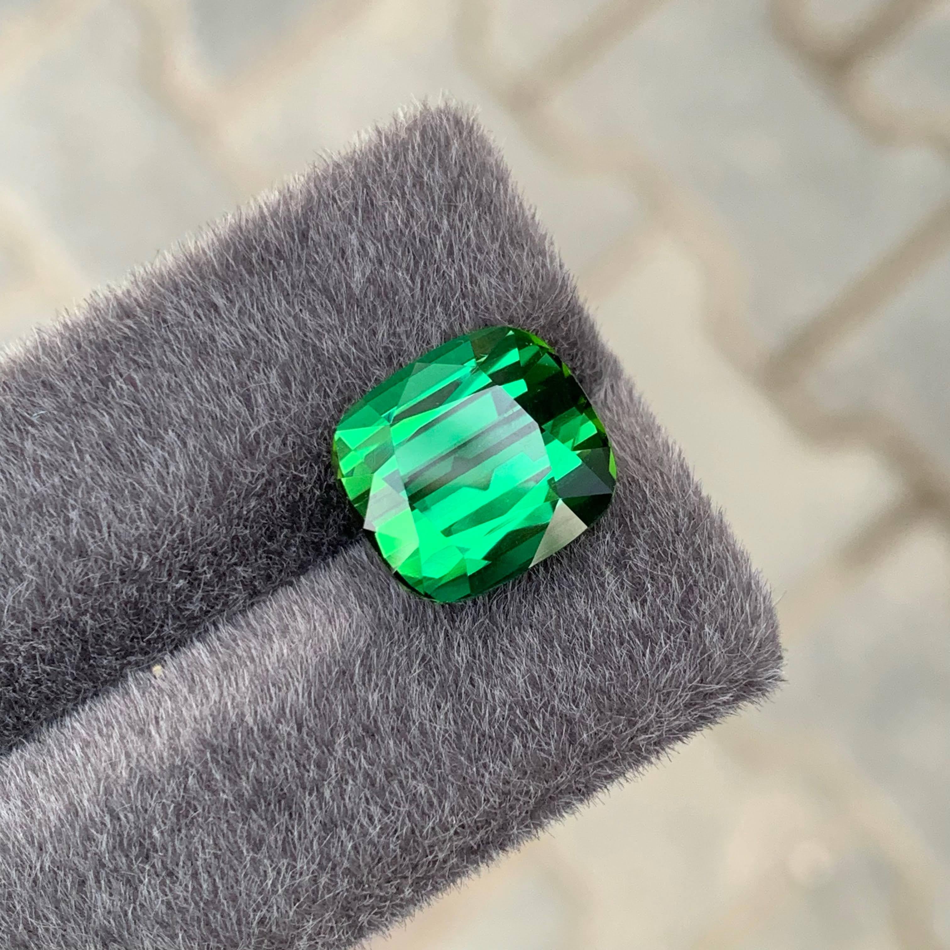9.80 carati di tormalina verde naturale sfusa di alta qualità con taglio a cuscino Gemma afgana in vendita 1