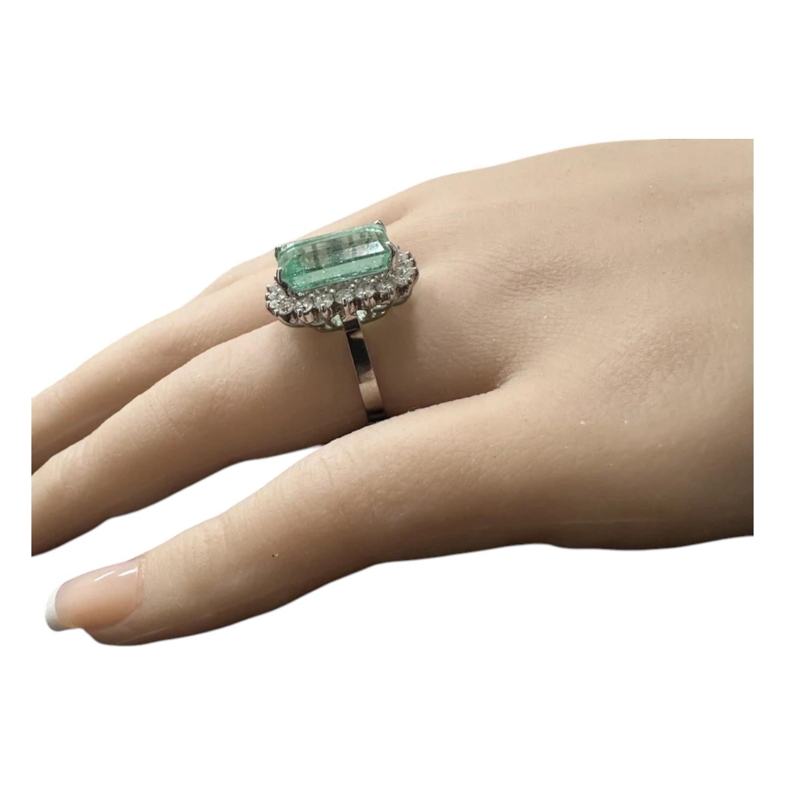 Women's 9.80 Carats Natural Colombian Emerald and Diamond 18K Solid White Gold Ring For Sale