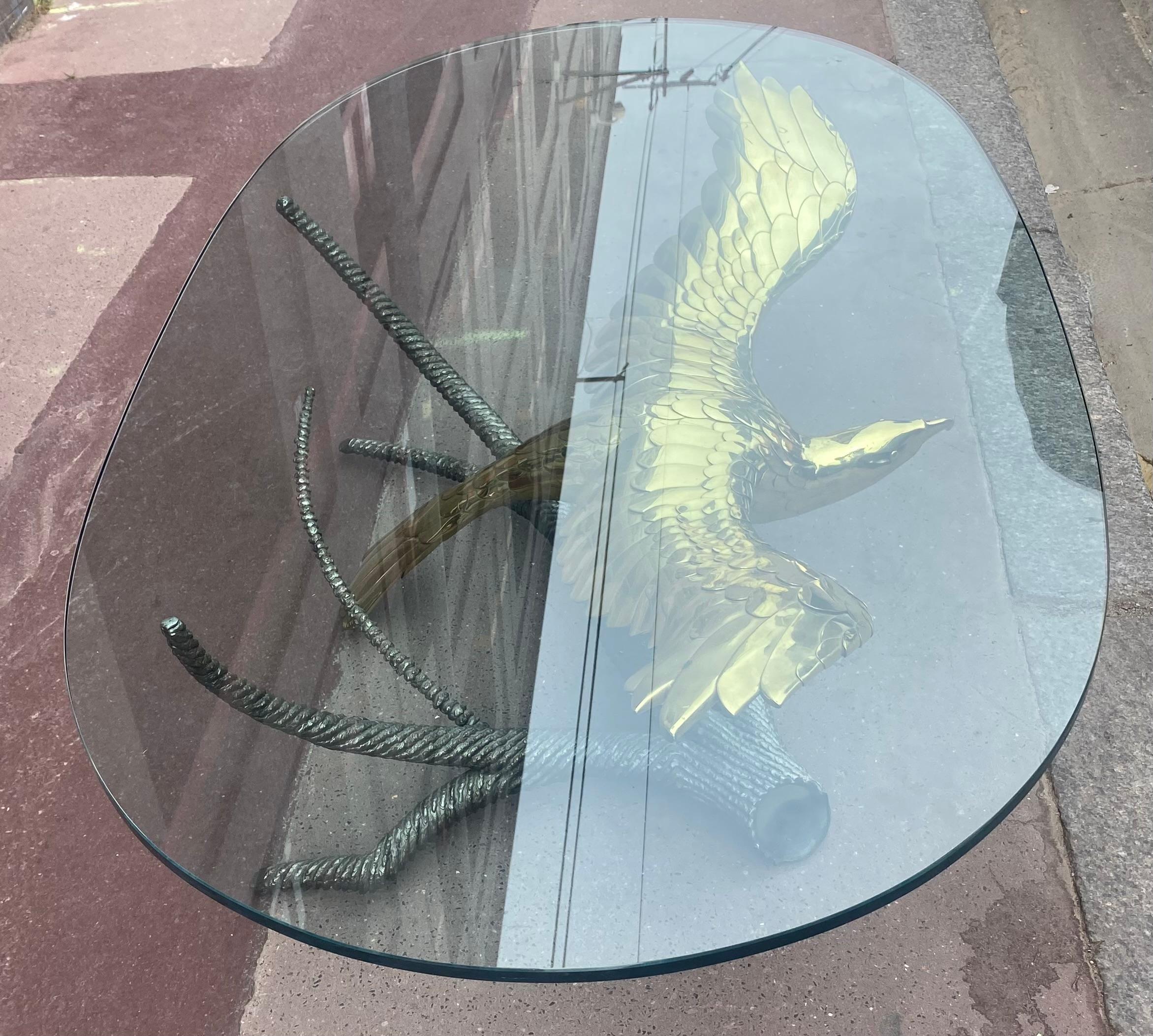 980′ Couchtisch Alain Chervet Adler mit ausgebreiteten Flügeln Messing und Eisen signiert im Angebot 3