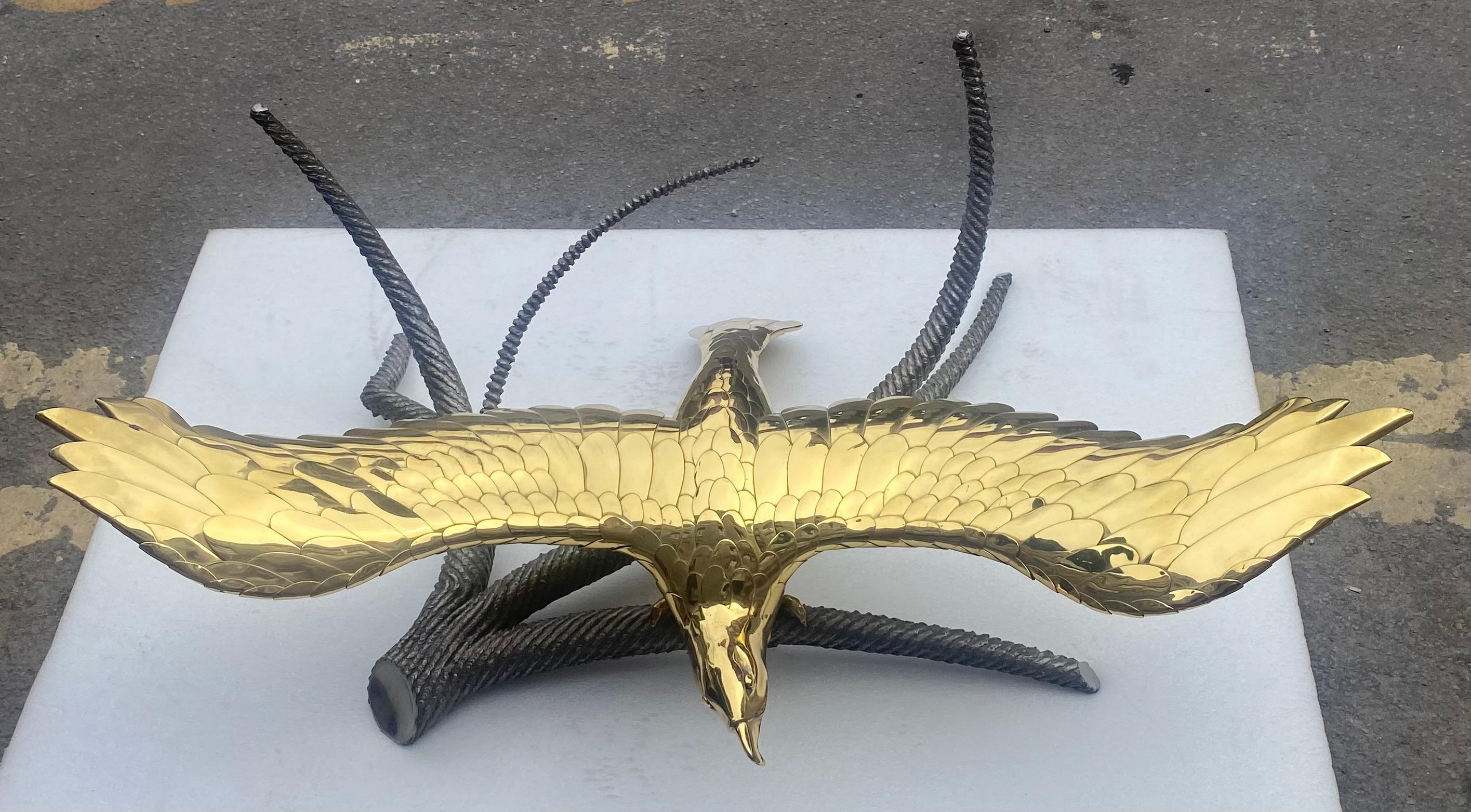 Couchtisch mit einem Adler mit ausgebreiteten Flügeln. Skulptur aus Messing und Ast aus Eisen, 
Bedingung für die Nutzung 
Unterschrift Chervet
Die Abmessungen sind ohne das Tablett

Länge: 123 cm
Breite: 80 cm 
Höhe: 42 cm
Tablett
160 x 90 x 1,5 cm