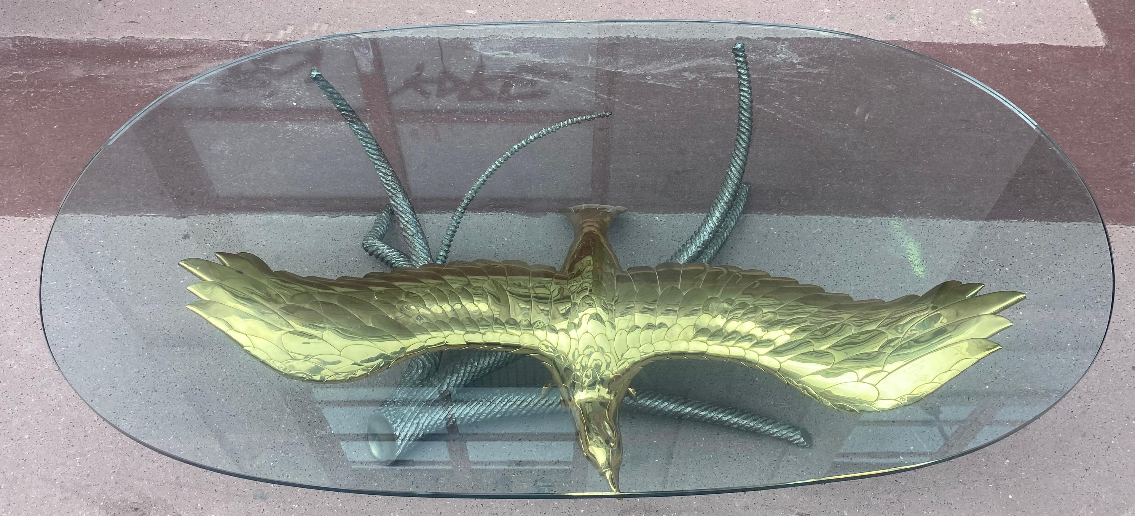 980′ Couchtisch Alain Chervet Adler mit ausgebreiteten Flügeln Messing und Eisen signiert im Angebot 1