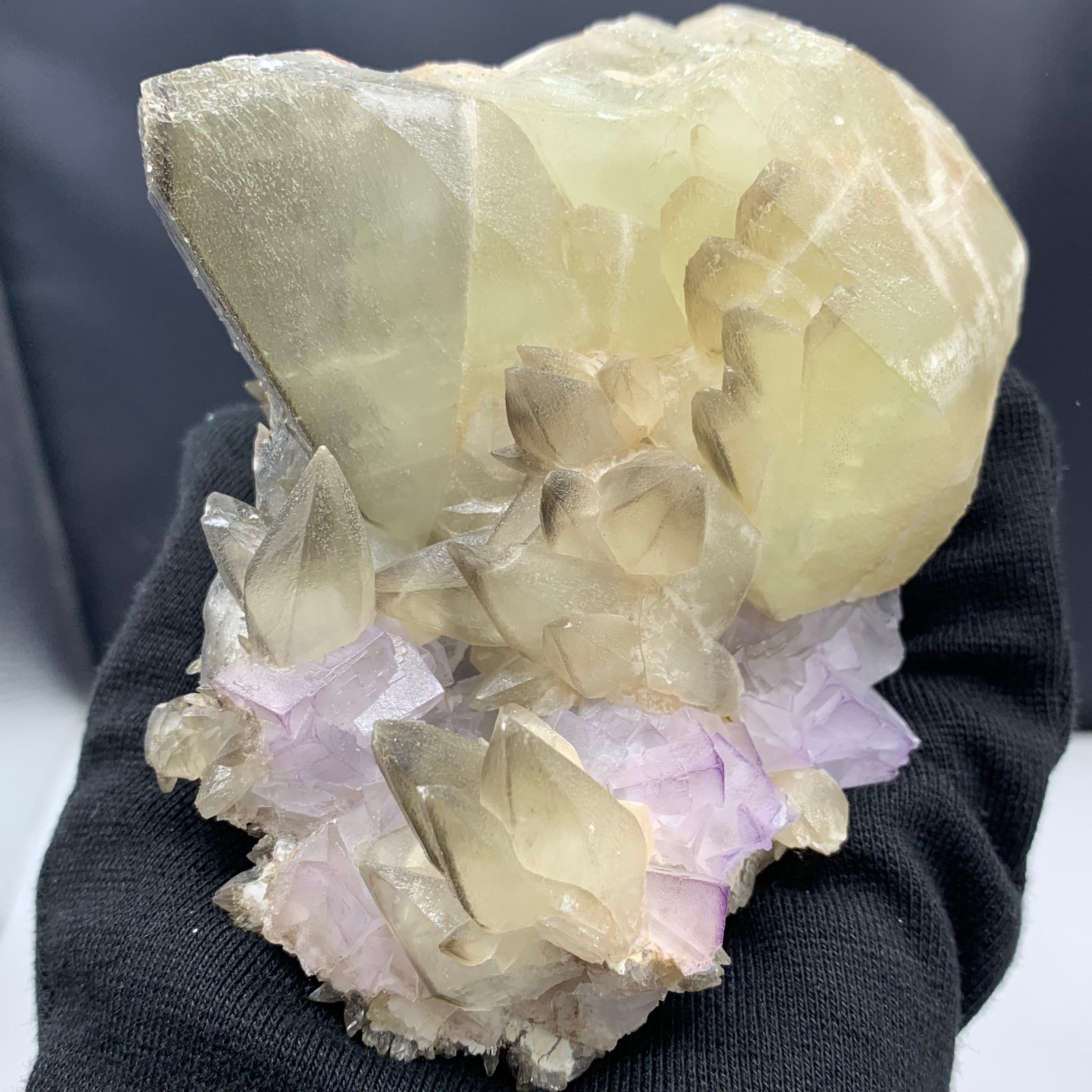 980 Gram Glorious Calcite With Florite Bunch From Balochistan, Pakistan  In Good Condition For Sale In Peshawar, PK