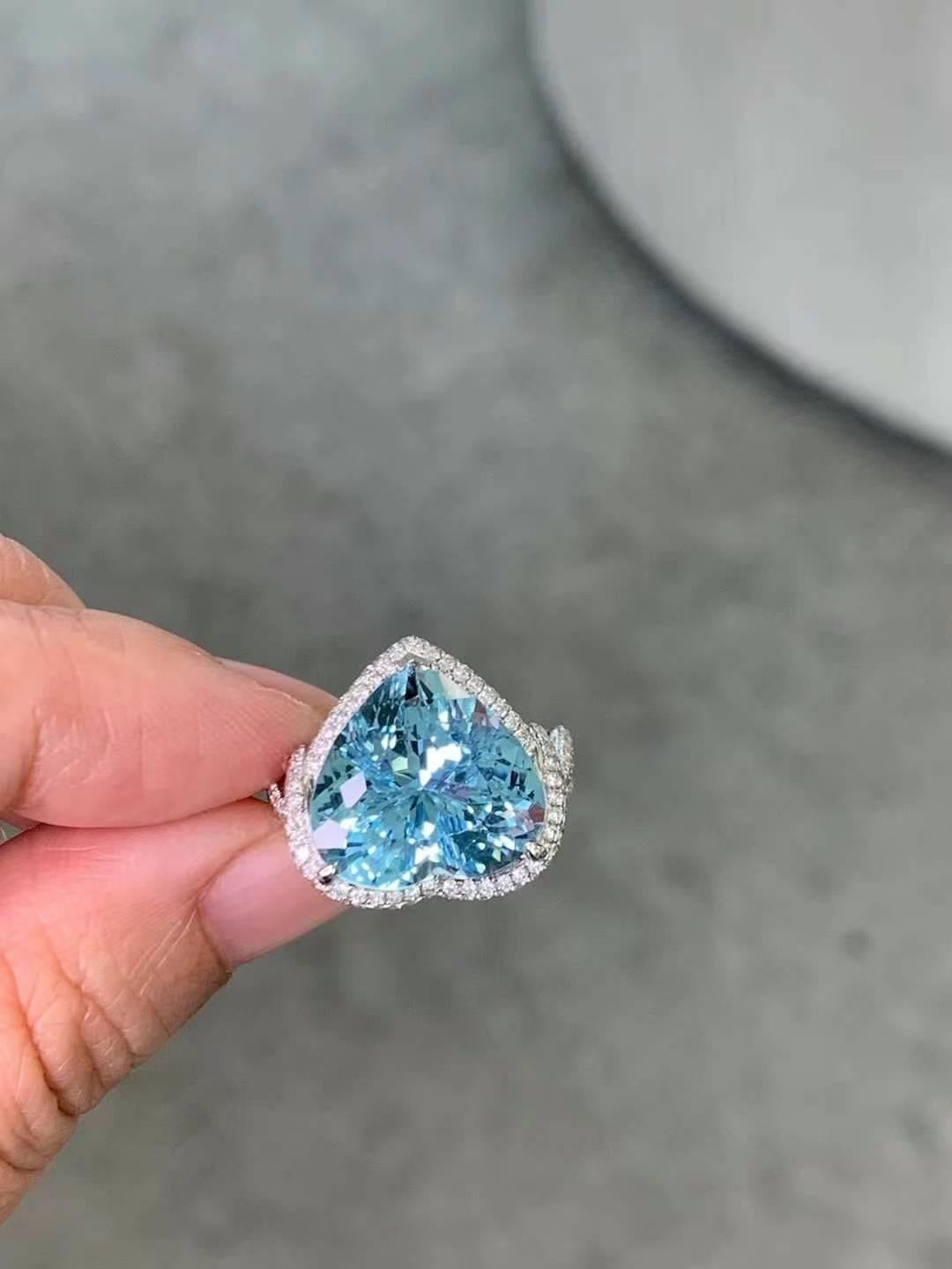 Anello con acquamarina da 9,80 carati e diamanti da 0,80 carati in oro bianco 18 carati in vendita 5