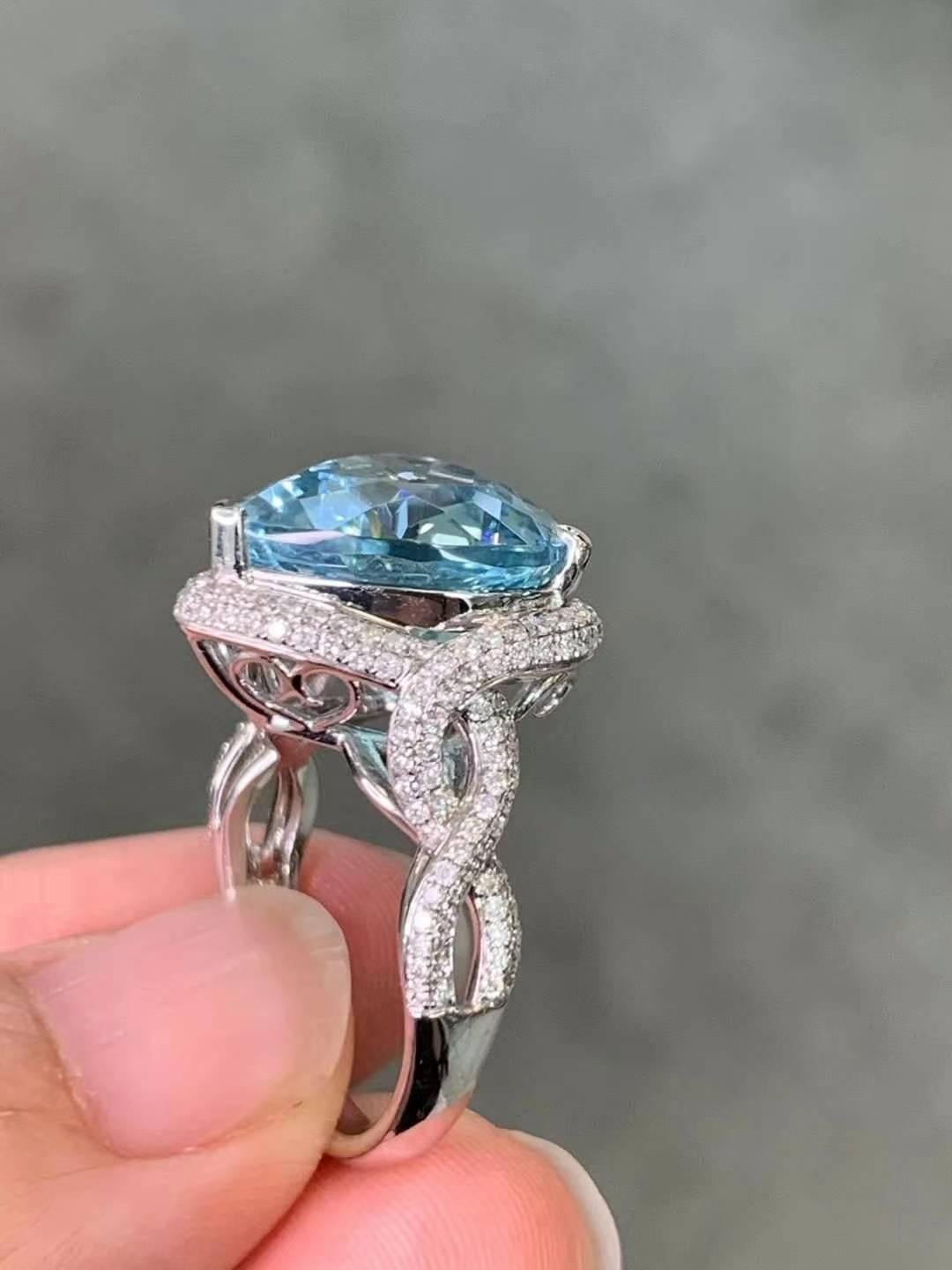 Anello con acquamarina da 9,80 carati e diamanti da 0,80 carati in oro bianco 18 carati in vendita 7