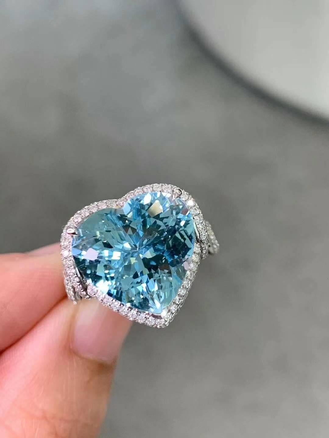 Contemporaneo Anello con acquamarina da 9,80 carati e diamanti da 0,80 carati in oro bianco 18 carati in vendita