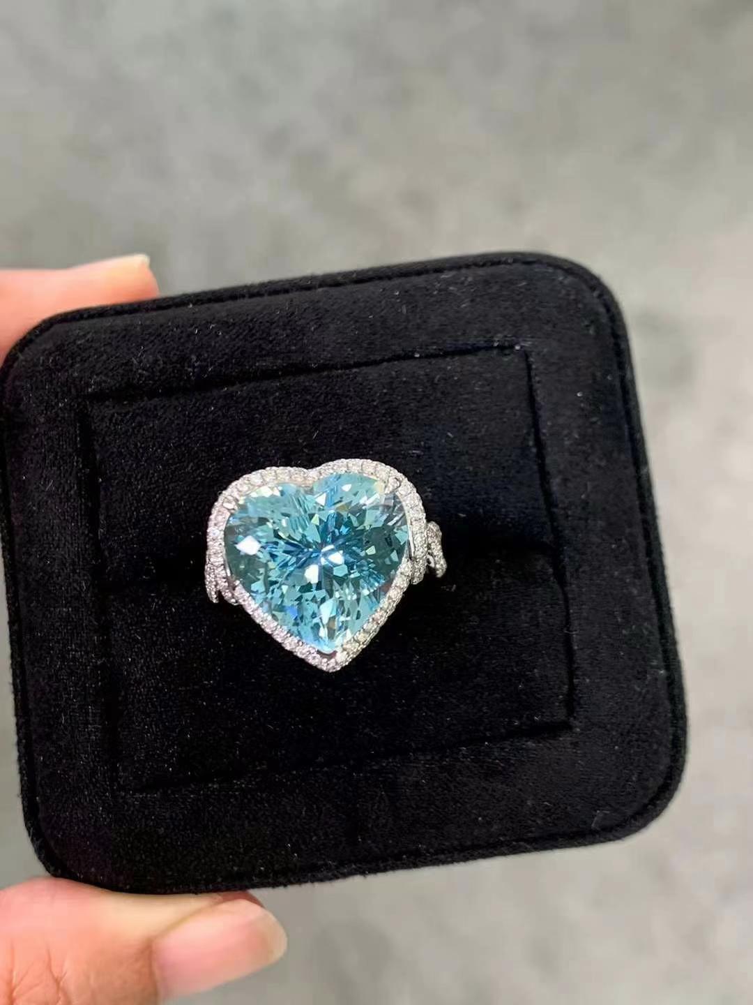 Anello con acquamarina da 9,80 carati e diamanti da 0,80 carati in oro bianco 18 carati In condizioni Nuovo in vendita a Bucharest, Romania