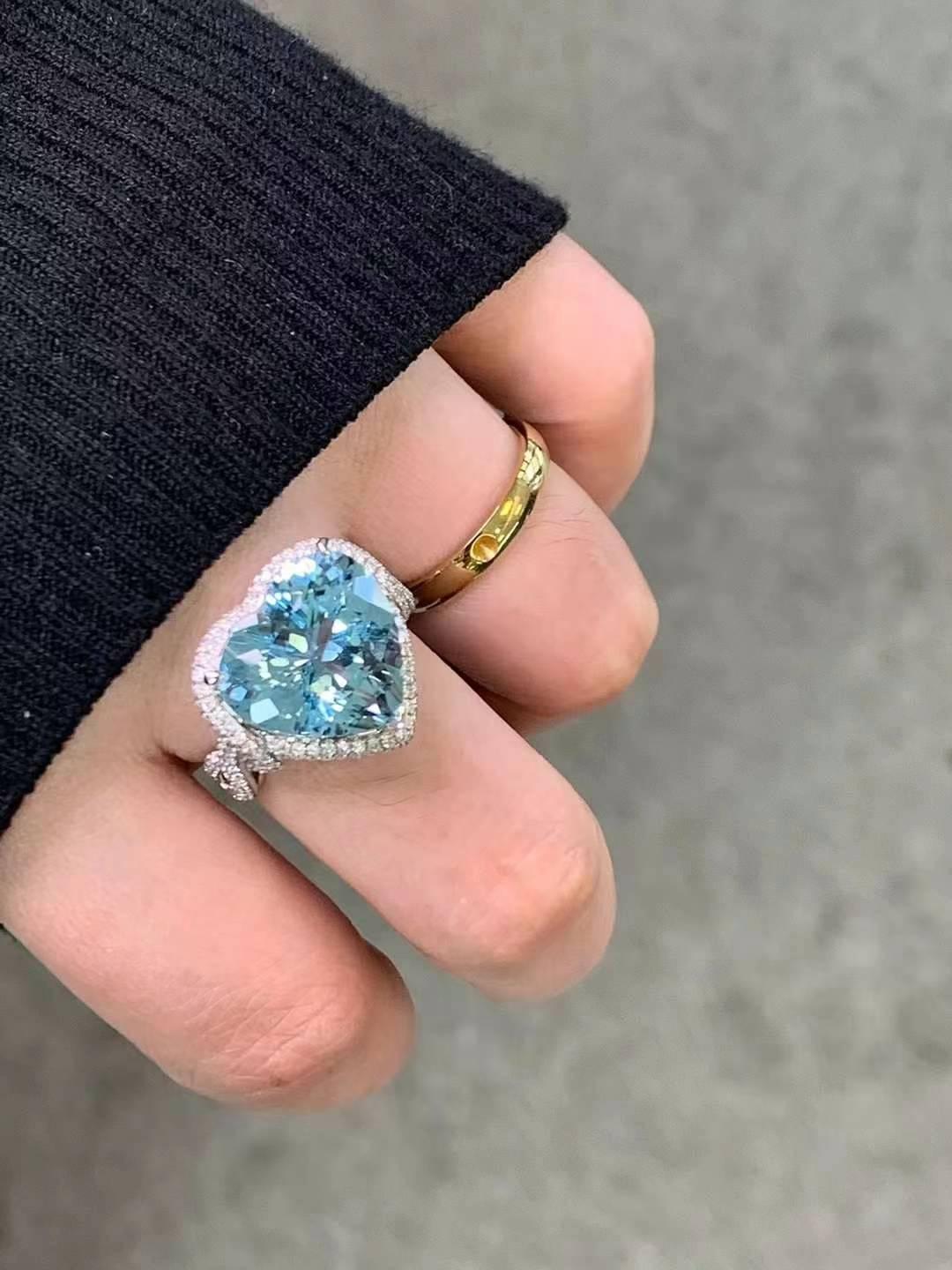 Anello con acquamarina da 9,80 carati e diamanti da 0,80 carati in oro bianco 18 carati in vendita 1