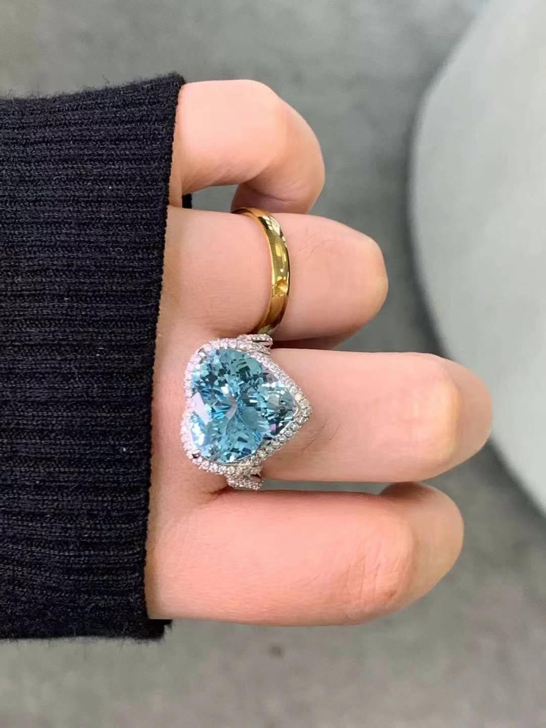 Anello con acquamarina da 9,80 carati e diamanti da 0,80 carati in oro bianco 18 carati in vendita 2