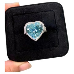 Anello con acquamarina da 9,80 carati e diamanti da 0,80 carati in oro bianco 18 carati