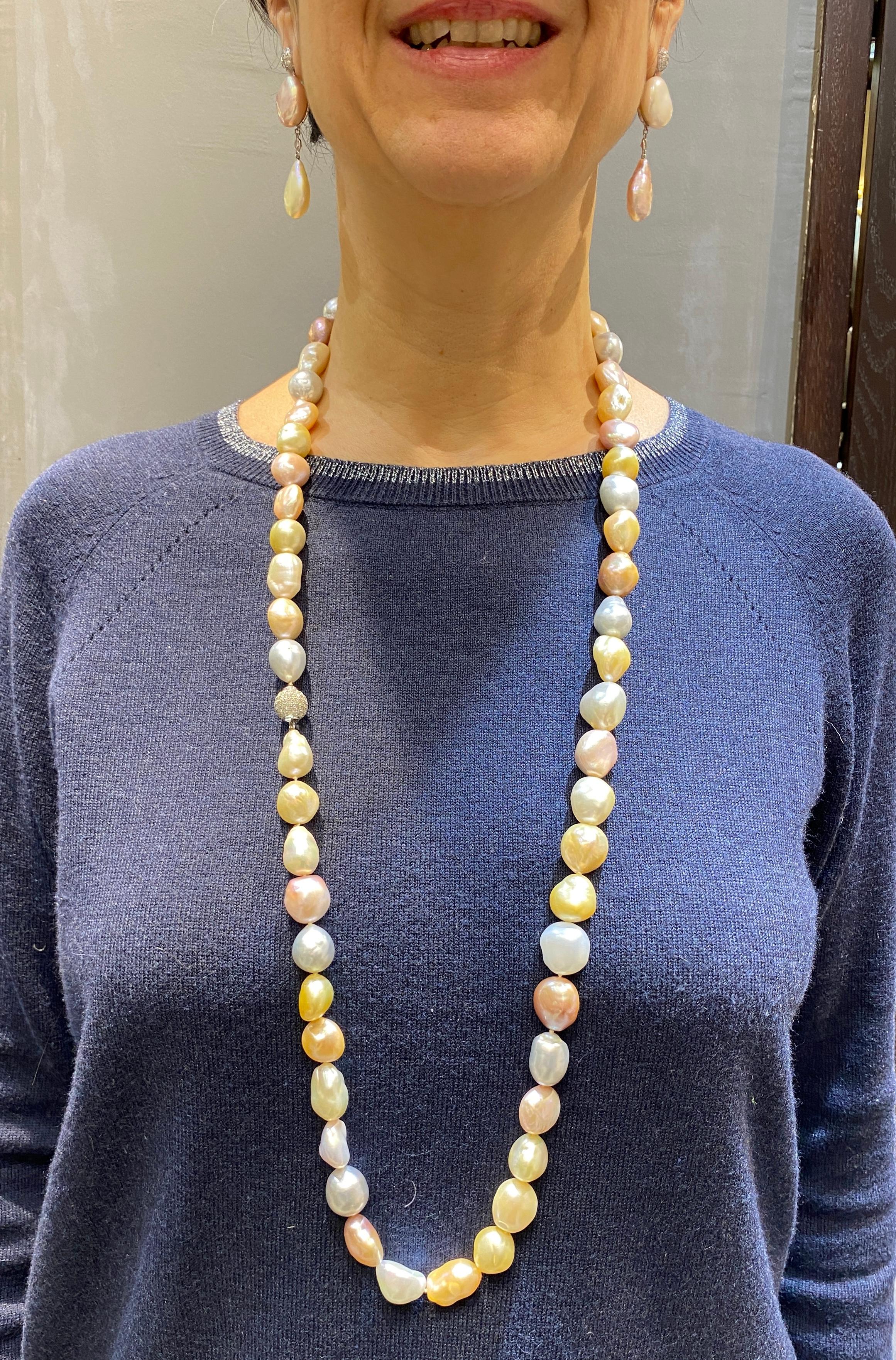 Women's or Men's !980s Adler multicoloured pearl and diamond necklace and earring set For Sale