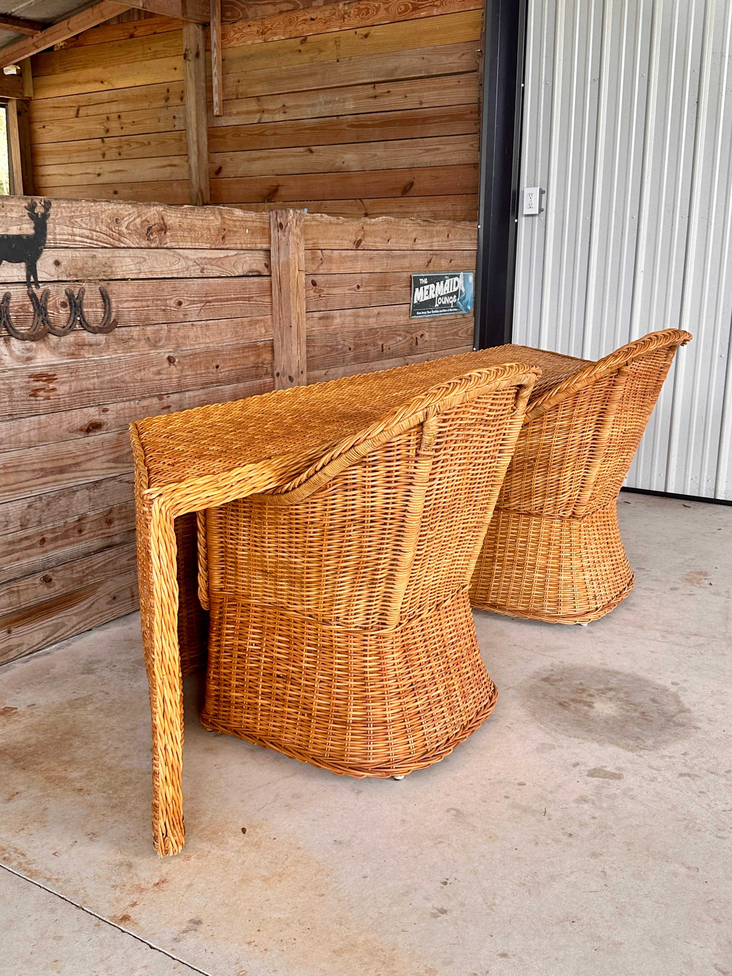 1980’s Monumental Organic Modern Large Braid Rattan Console/Partner Desk Estadounidense en venta