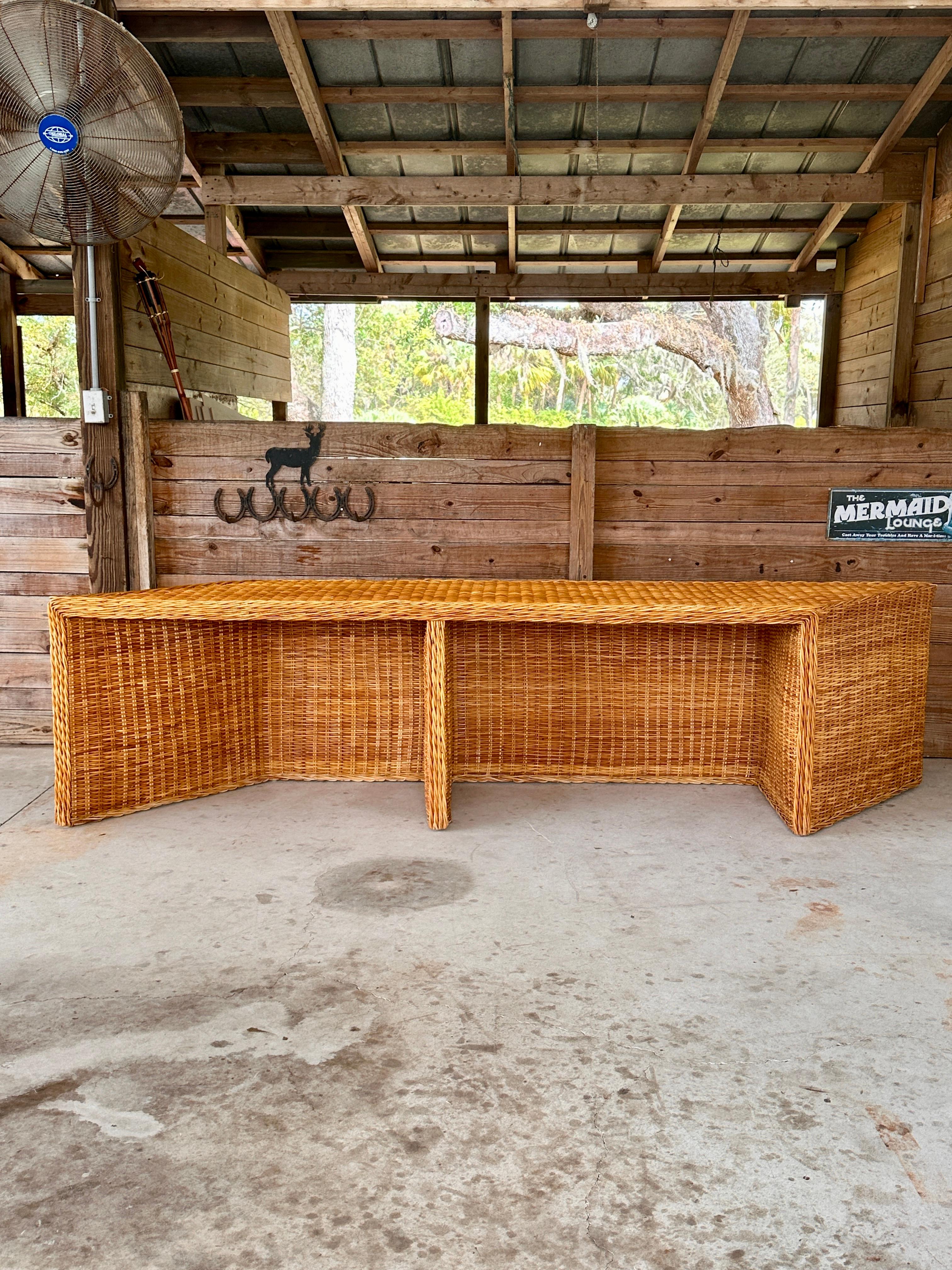 1980’s Monumental Organic Modern Large Braid Rattan Console/Partner Desk finales del siglo XX en venta
