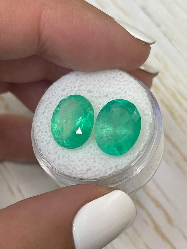 Moderne 9.81tcw 13x10 Matching Oval Loose Colombian Emeralds - Genuine Pair en vente