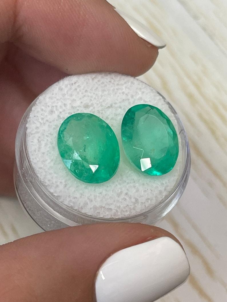 Taille ovale 9.81tcw 13x10 Matching Oval Loose Colombian Emeralds - Genuine Pair en vente