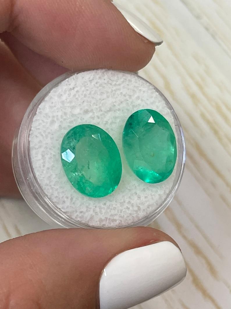 9.81tcw 13x10 Matching Oval Loose Colombian Emeralds - Genuine Pair Neuf - En vente à Jupiter, FL
