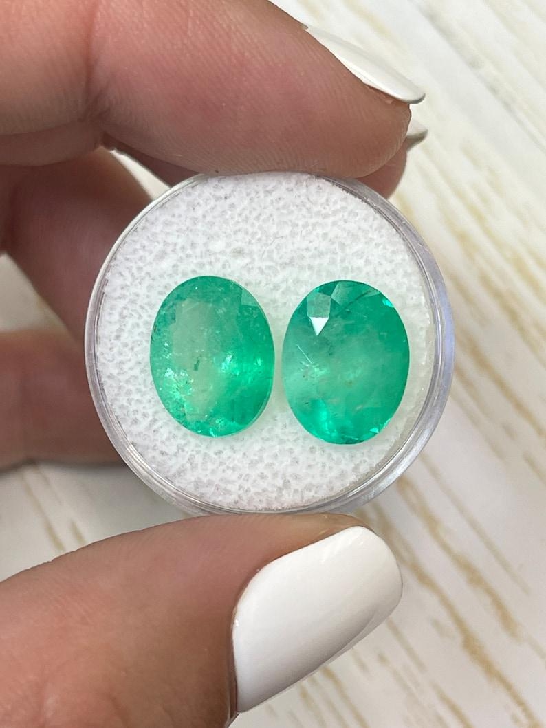 9.81tcw 13x10 Matching Oval Loose Colombian Emeralds - Genuine Pair Pour femmes en vente