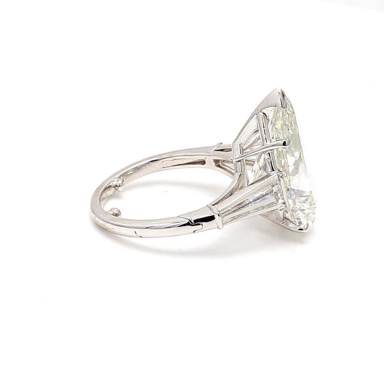 Taglio a goccia Anello di fidanzamento in platino con diamante a forma di pera e baguette affusolata da 9,82 carati in vendita