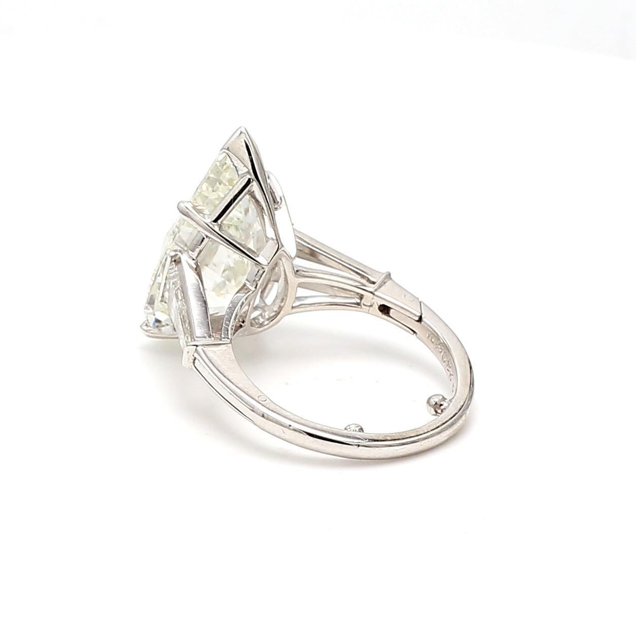 Anello di fidanzamento in platino con diamante a forma di pera e baguette affusolata da 9,82 carati in vendita 1