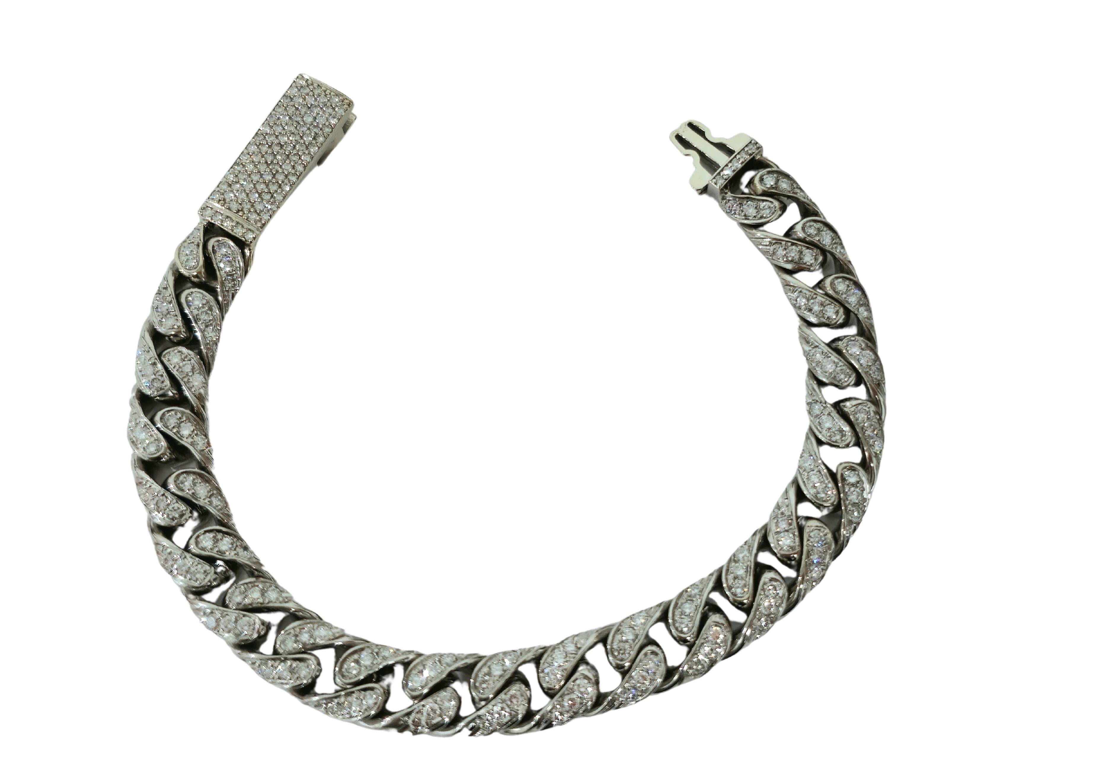 Fabriqué à la main en or blanc 18 carats, ce superbe bracelet à maillons cubains s'enorgueillit d'un total de 9,82 carats de diamants naturels extraits de la terre, chacun affichant une pureté VS et une couleur G impeccables. Les diamants ronds de