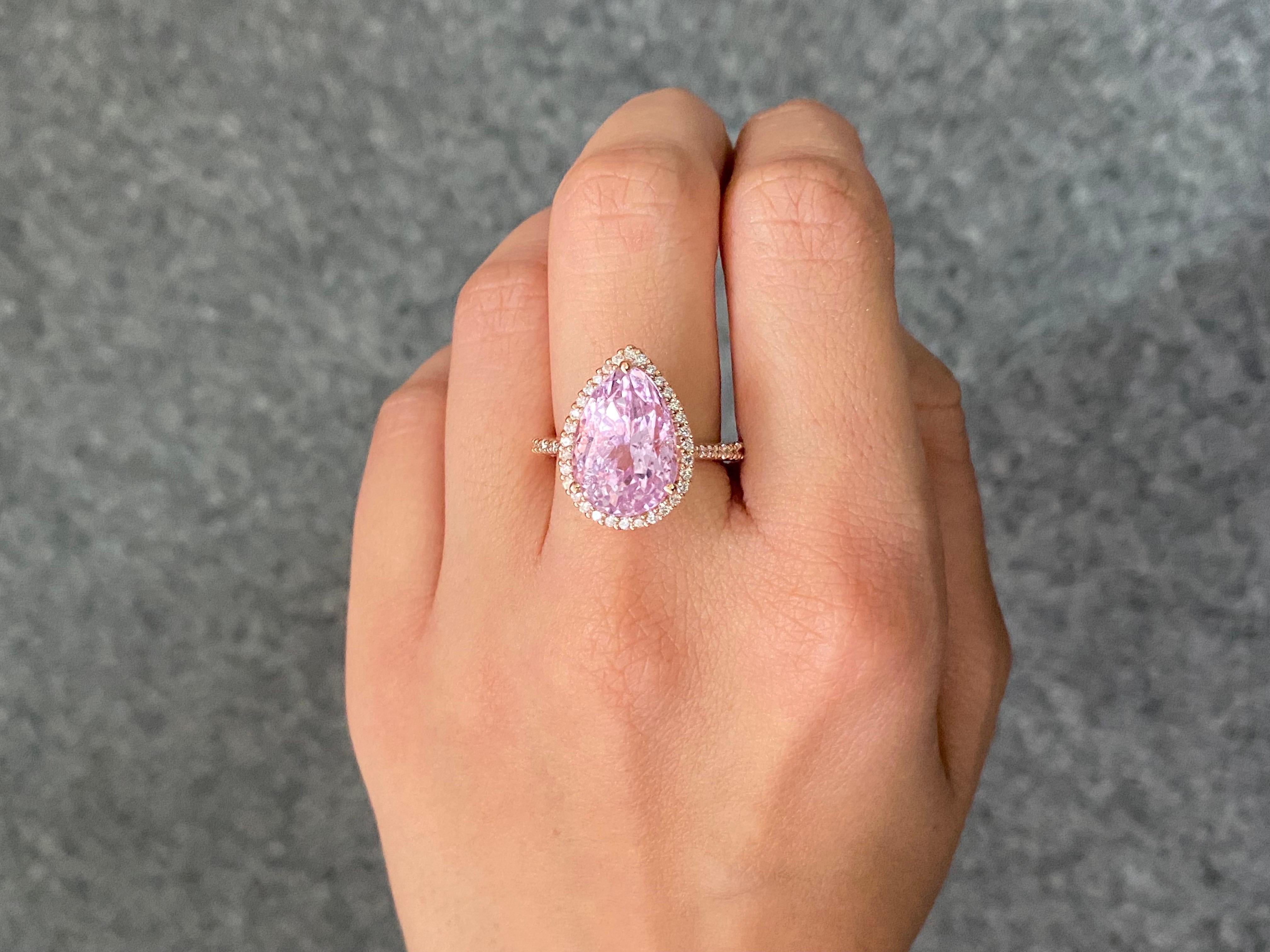 9.82ctw Pear Kunzite, Diamond Large Statement Halo Cluster Ring in Pink Gold In New Condition For Sale In Bangkok, Thailand