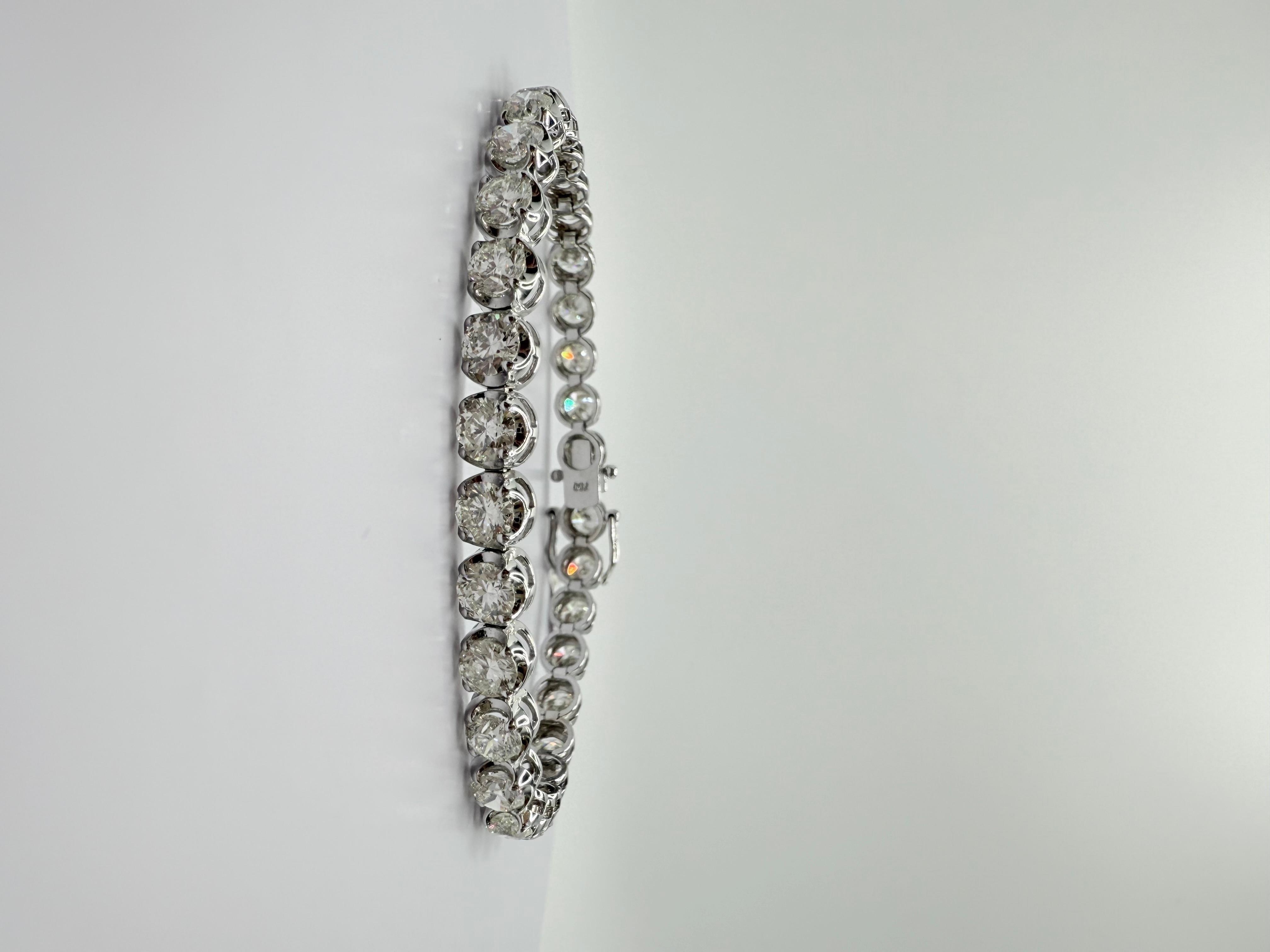 Esta exquisita pulsera tenis combina una elegancia atemporal con una presencia sustancial, lo que la convierte en un elemento destacado de cualquier colección de joyería fina. Fabricado en oro blanco de 18 quilates y con un peso de 12,00 gramos,