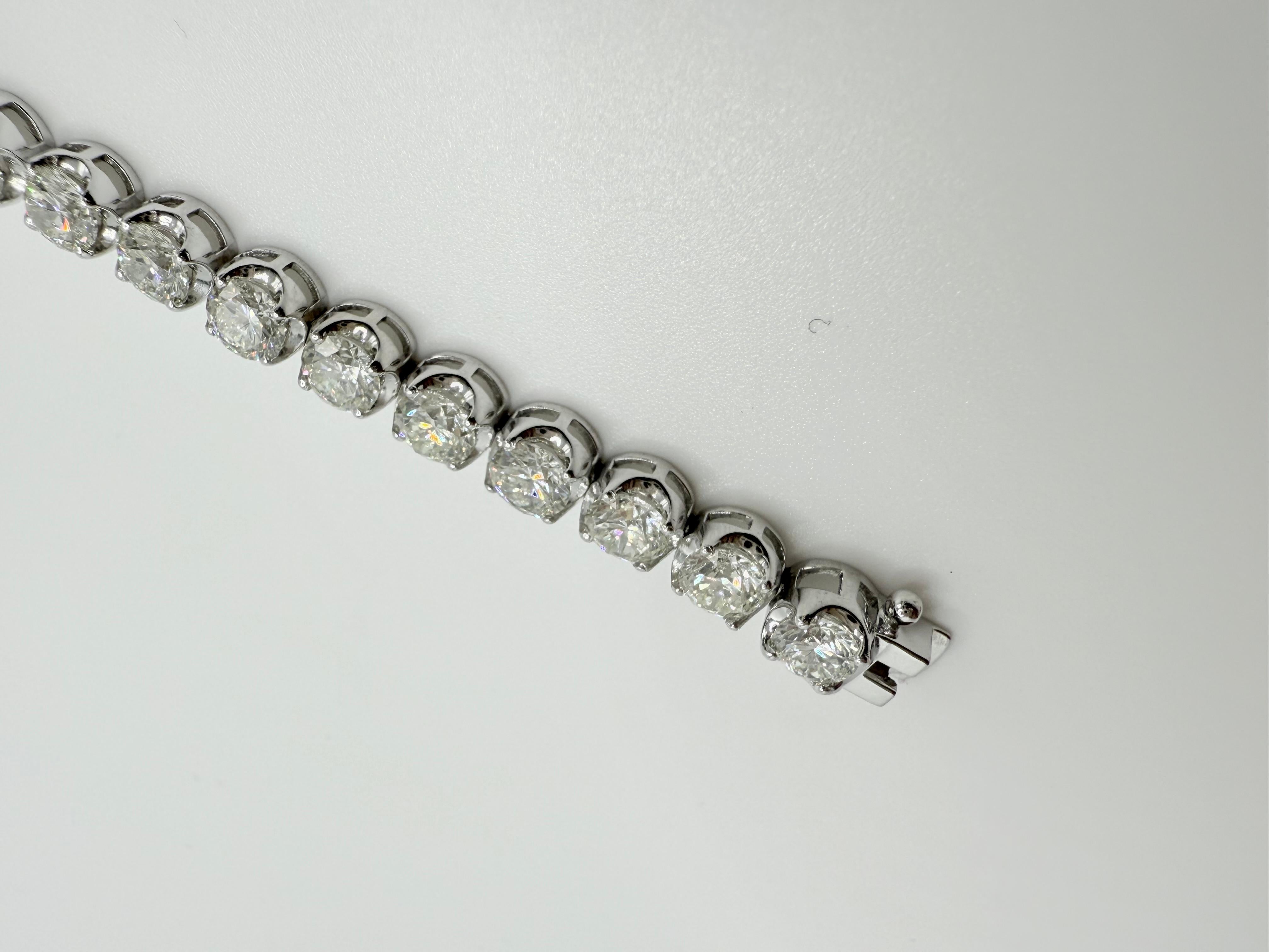 Pulsera de tenis con corona de diamantes redondos de 9,83 quilates en venta 1