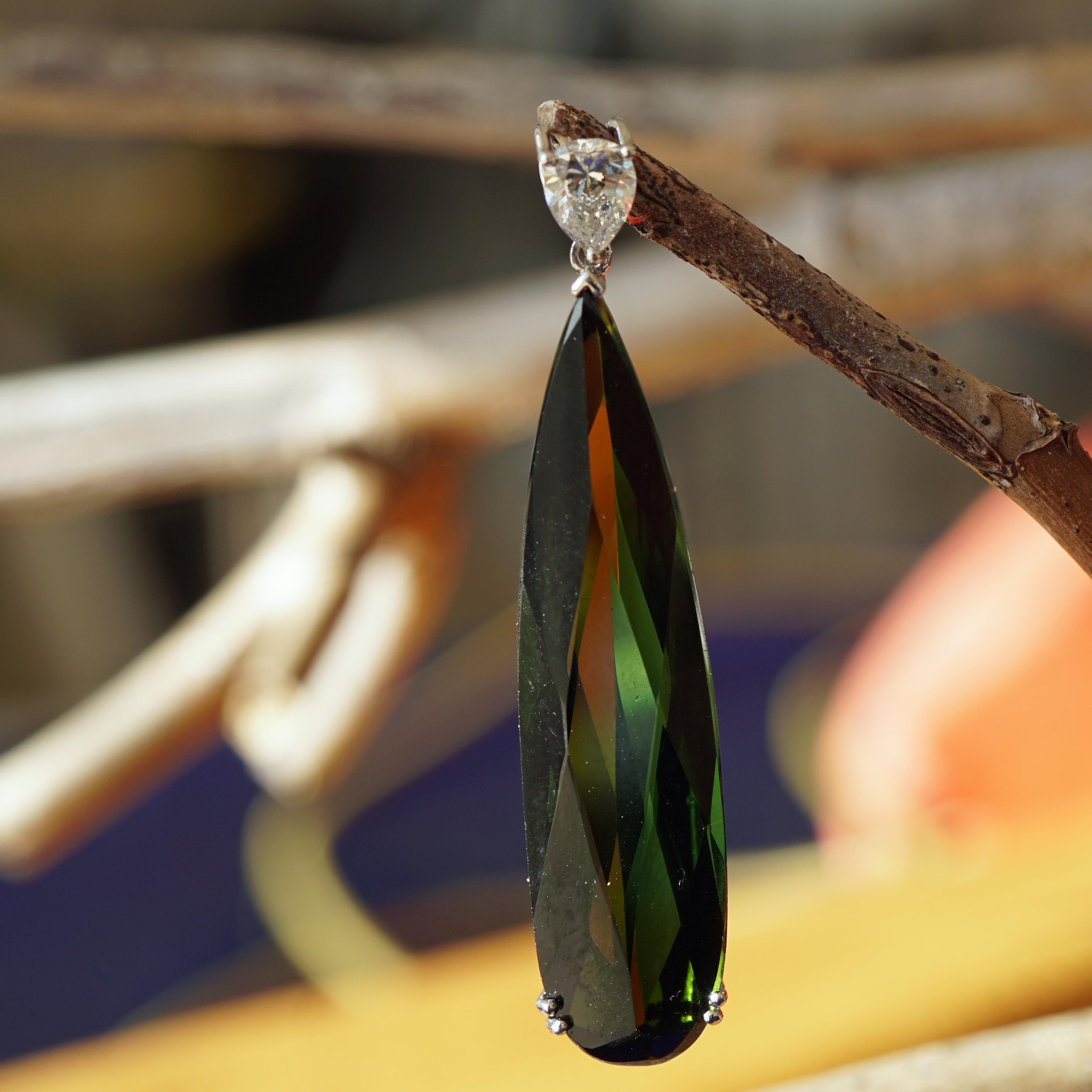 mega large 9.98 ct tourmaline/verdelite in elongated pear cut...beautiful forest green, eye clean.., brilliance, color distribution and transparency very good, AAA+, with large pendant eyelet (4 x 3mm), also goes wonderfully with leather cords,