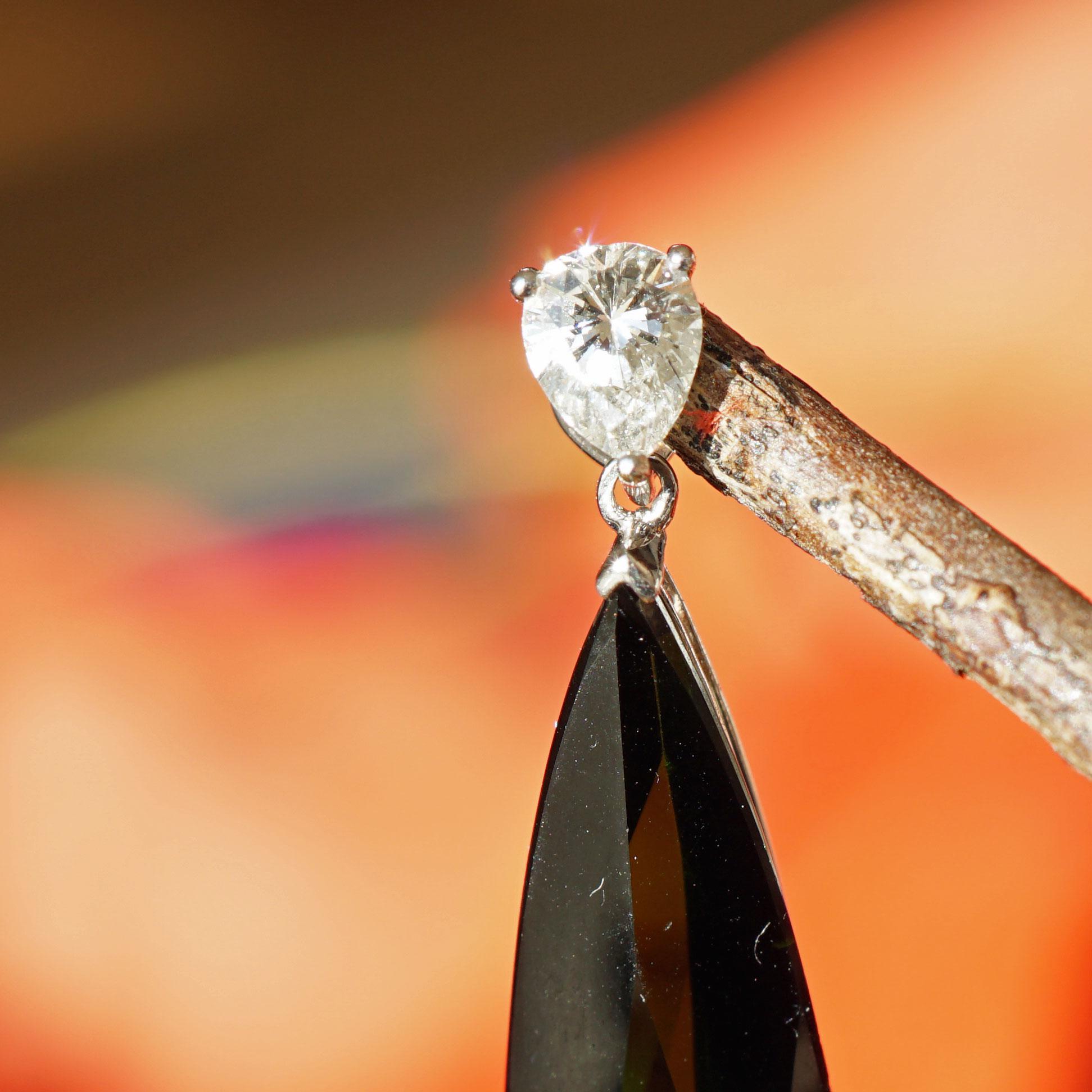 9,83 Karat und 0,33 Karat Turmalin-Diamant-Tropfen-Anhänger Highlight-Objekt (Marquiseschliff) im Angebot