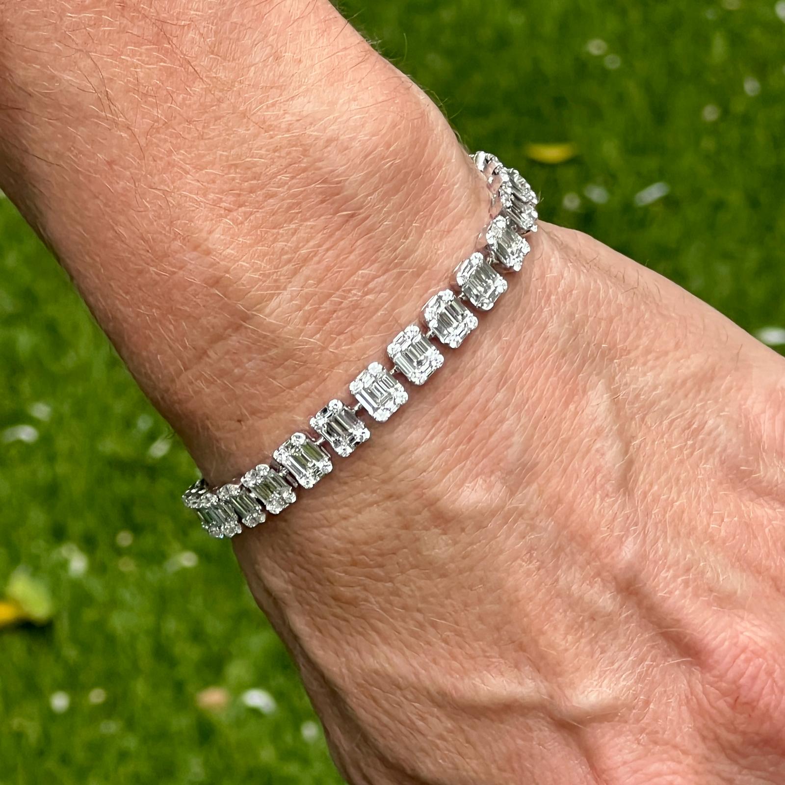 Wunderschönes modernes Armband mit rechteckigen Diamanten, handgefertigt in Italien und aus 18 Karat Weißgold. Das Armband besteht aus 27 Diamantgliedern mit runden Brillanten und Diamanten im Baguetteschliff mit einem Gesamtgewicht von etwa 9,83