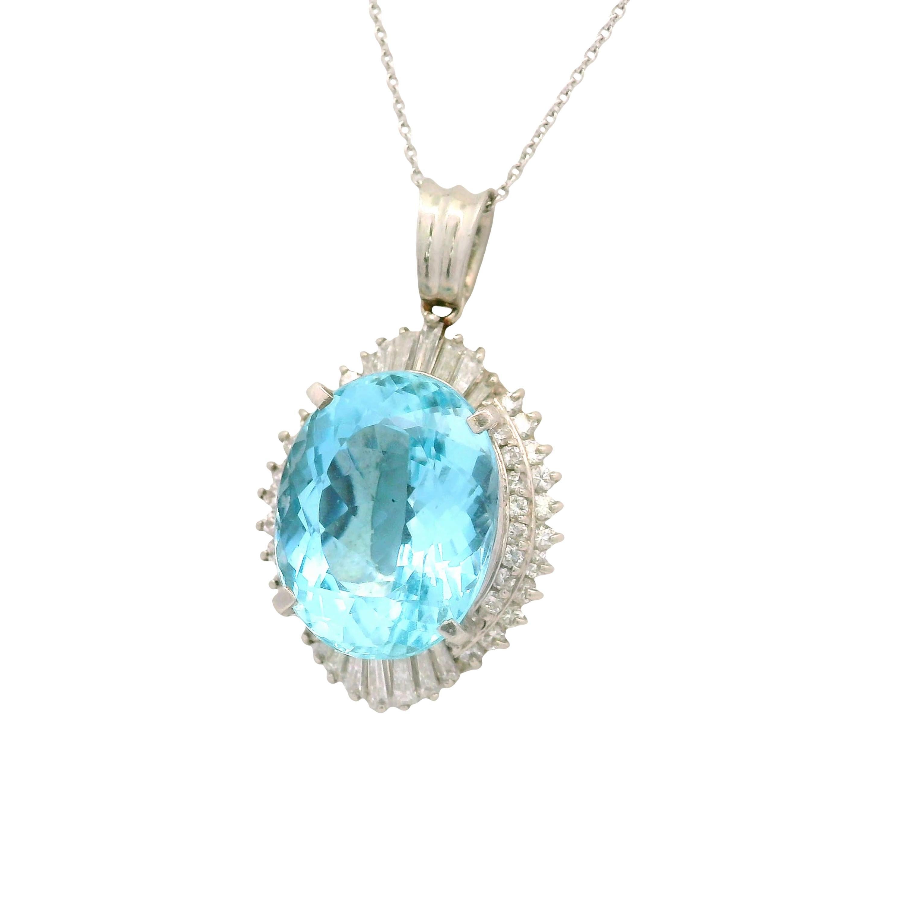 Un superbe collier à pendentifs dont la pièce maîtresse est une aigue-marine fascinante. L'aigue-marine, d'un poids approximatif de 9,84 carats, est taillée dans une forme ovale élégante, mettant en valeur une couleur bleue vibrante. Autour de