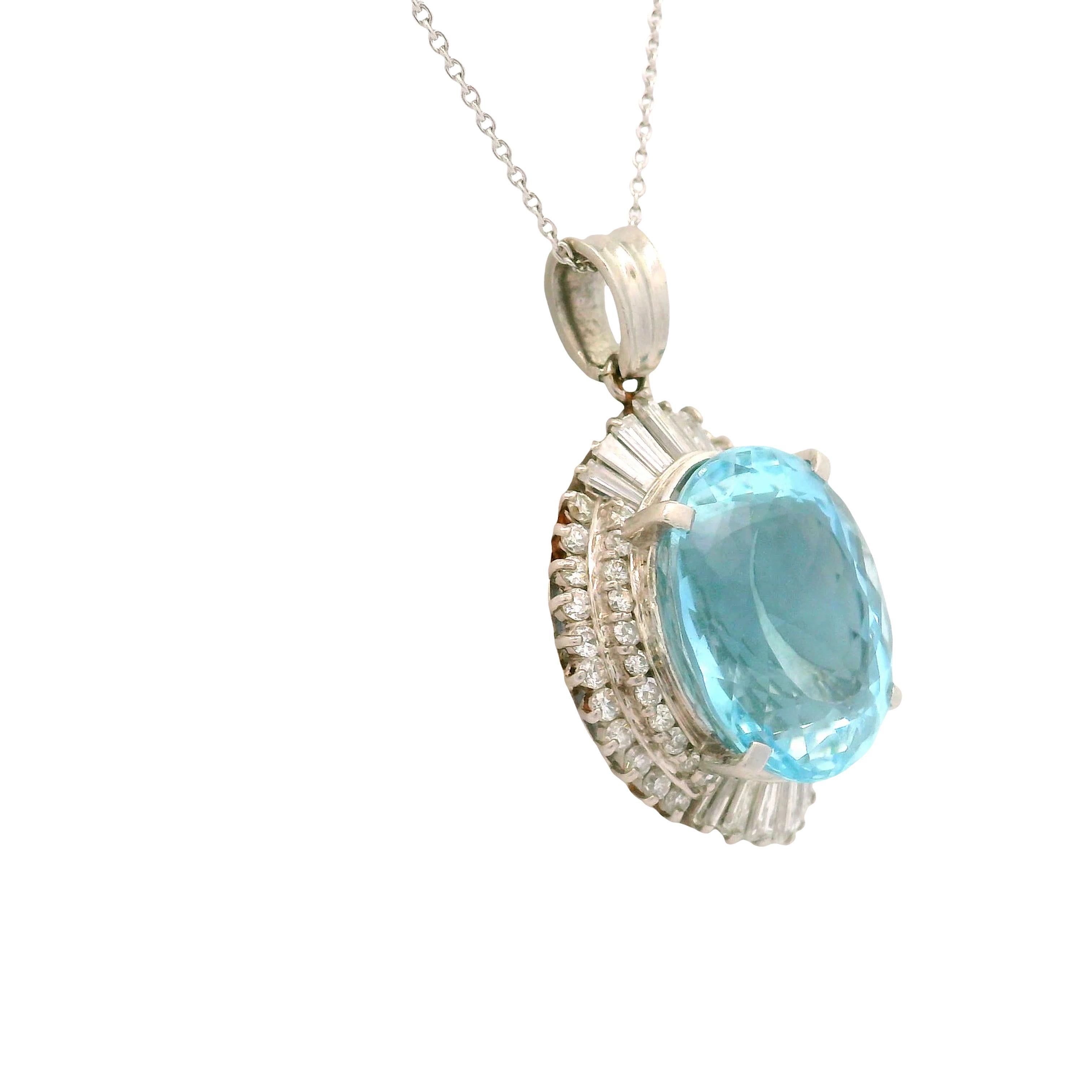 Taille ovale 9.84 Carat Aquamarine Diamond Platinum Pendentif Chain en vente