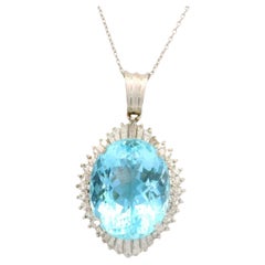 Catena con ciondolo in platino con diamante e acquamarina da 9,84 carati