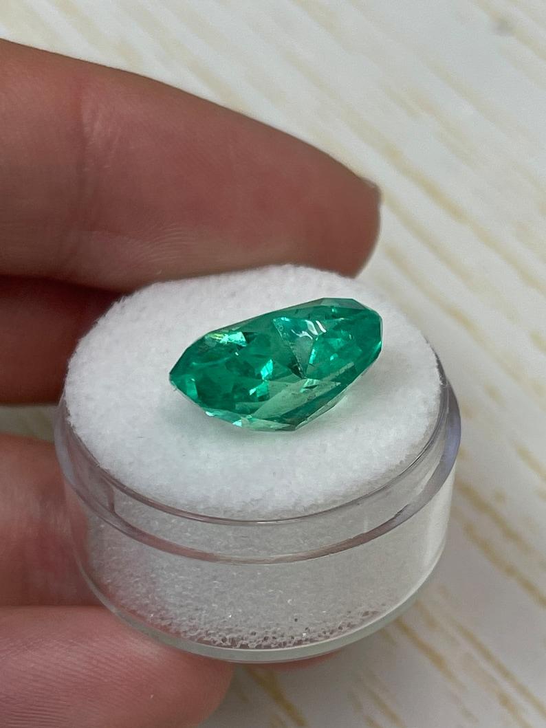 Women's 9.84 Carat Heart-Cut Colombian Emerald  Loose Natural Heart-Shaped Gem For Sale