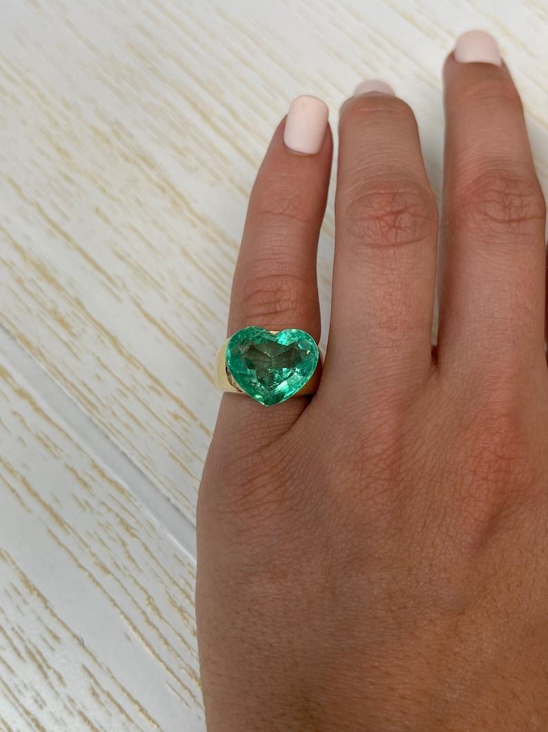 9.84 Carat Heart-Cut Colombian Emerald  Loose Natural Heart-Shaped Gem For Sale 1