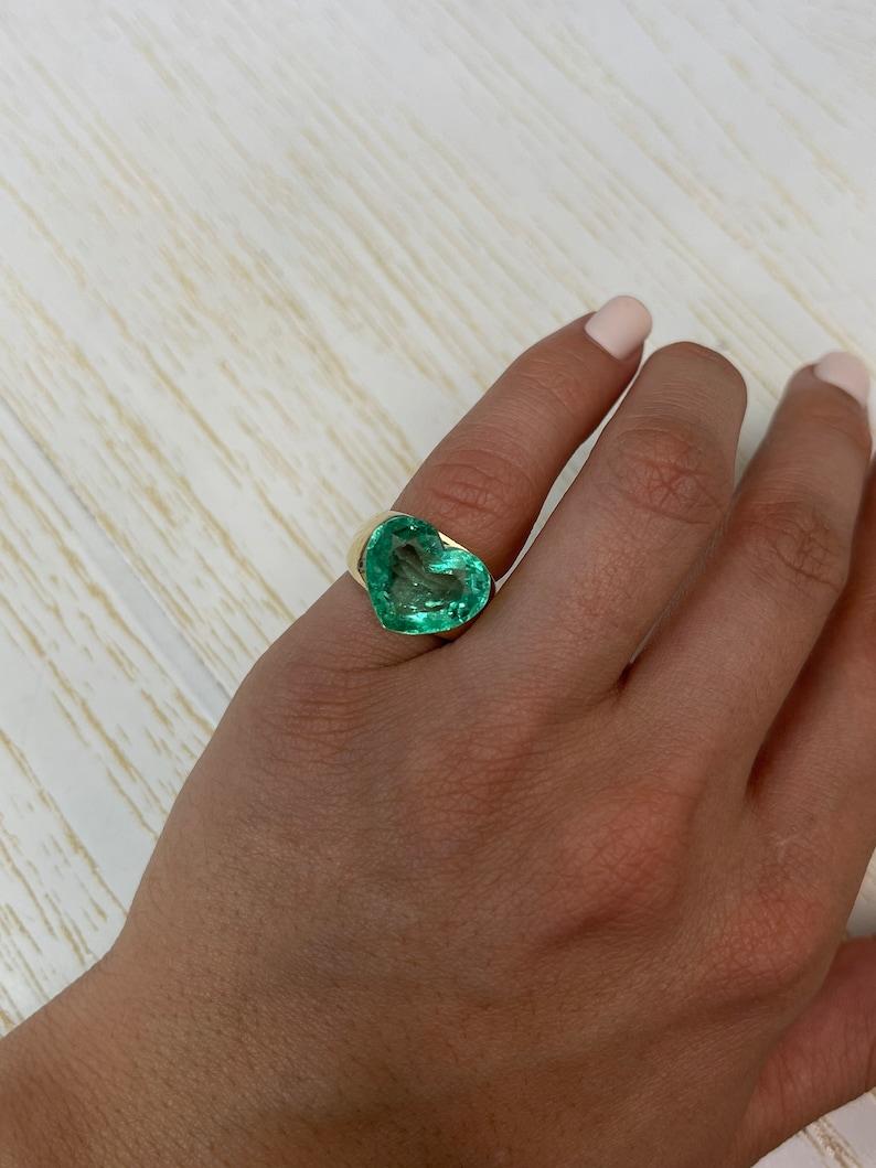 9.84 Carat Heart-Cut Colombian Emerald  Loose Natural Heart-Shaped Gem For Sale 3