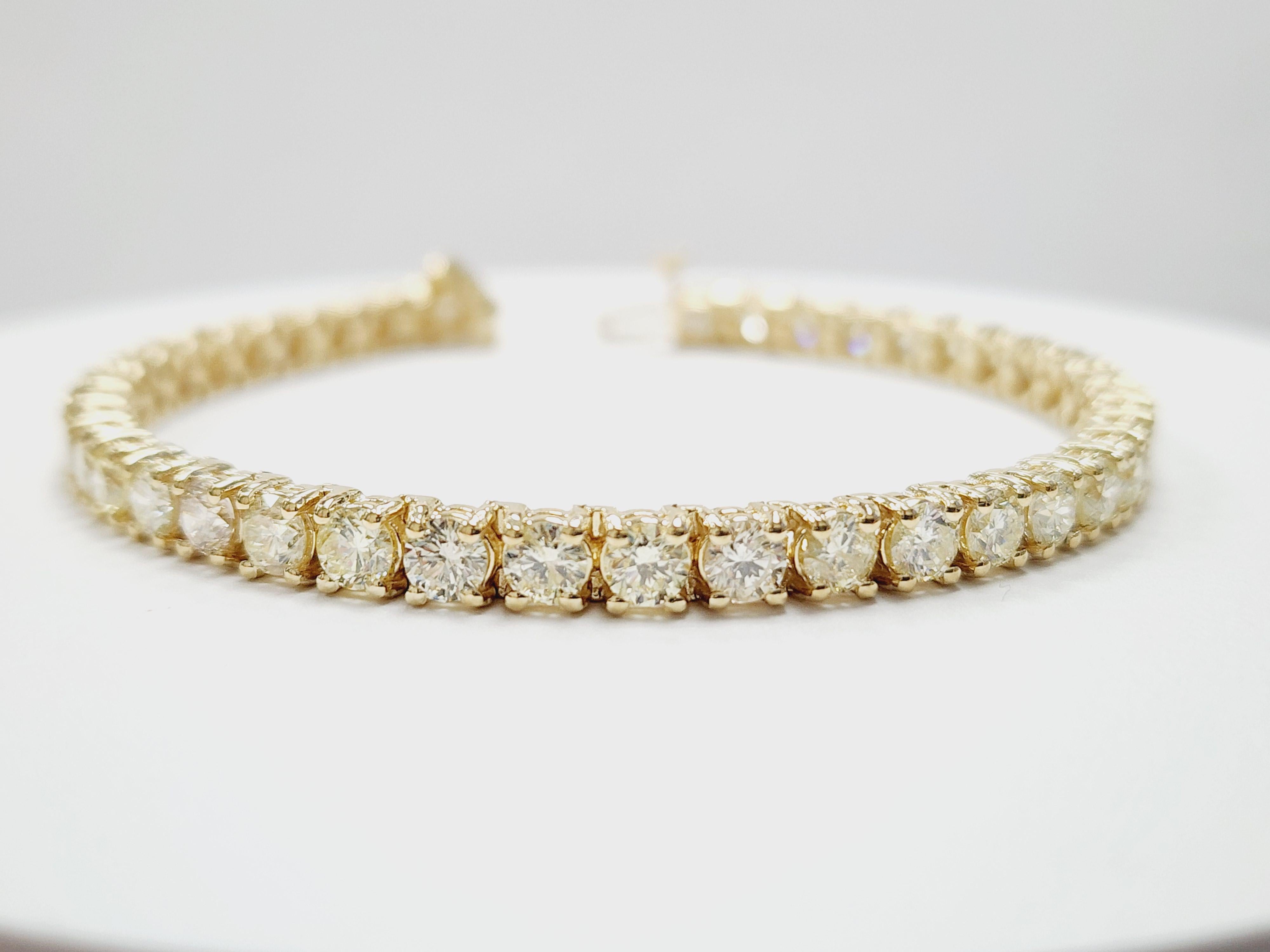 Beautiful quality tennis bracelet, round-brilliant cut white diamonds with excellent shine!
14 karat yellow gold classic four-prong style for maximum light brilliance.

Length: 7 inch
Color Range: I
Clarity Range: VS-SI
Width: 4.6 mm wide

*Free
