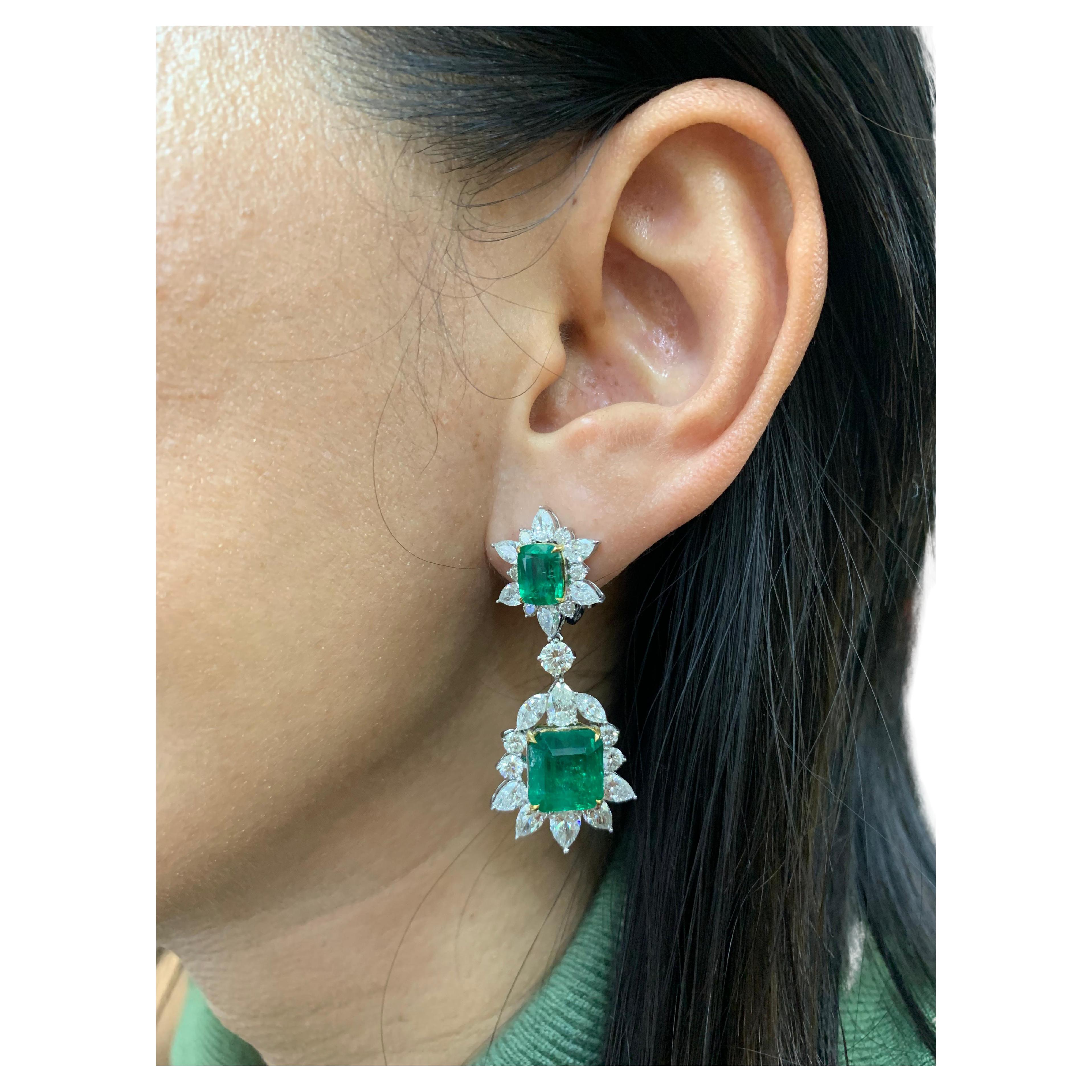 Une paire de boucles d'oreilles en émeraudes et diamants de Rewa Jewell, neuves. Cette paire de boucles d'oreilles a été inspirée par des thèmes de design classiques, ce qui lui confère un aspect intemporel.

Les quatre émeraudes proviennent de