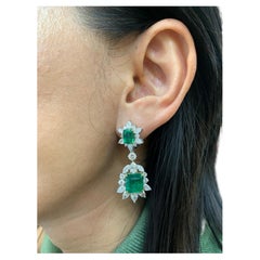 Boucles d'oreilles en or 18 carats de 9,84 carats d'émeraudes et de diamants de Zambie d'un vert vif